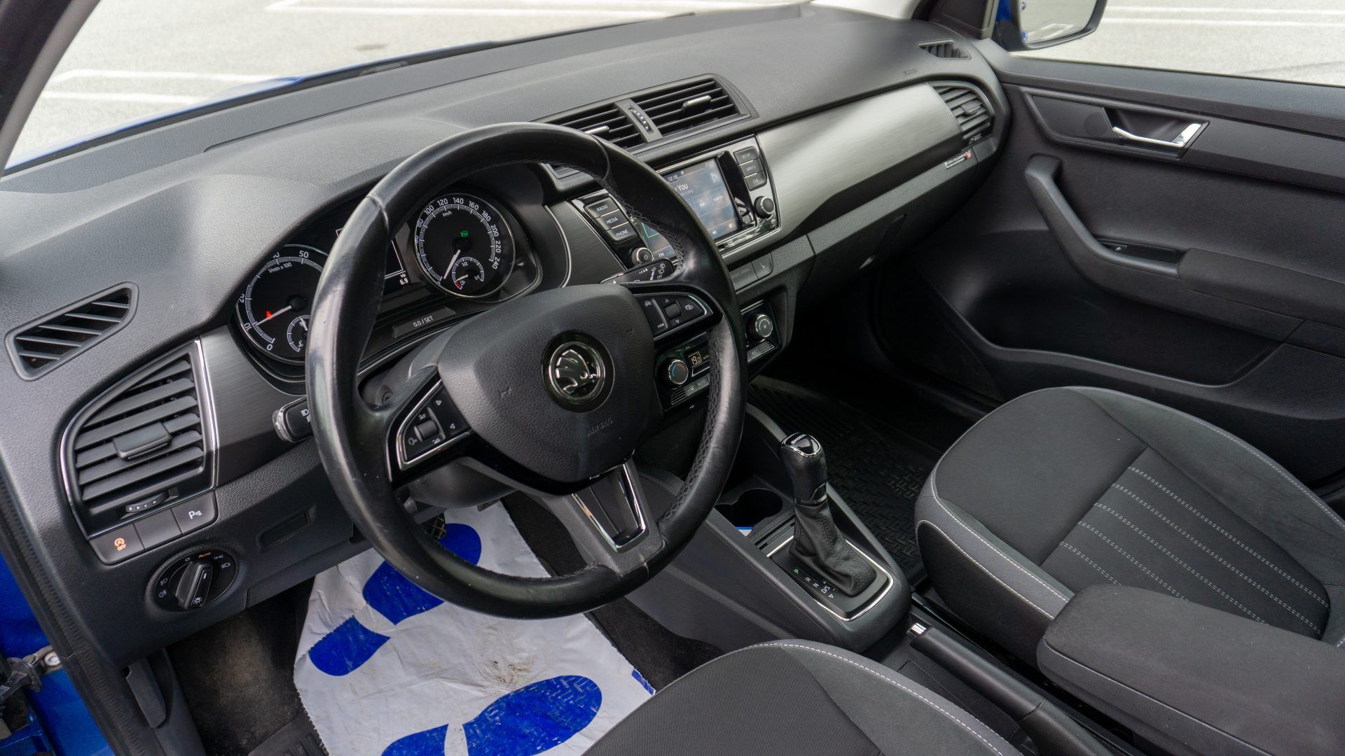 Car image 9