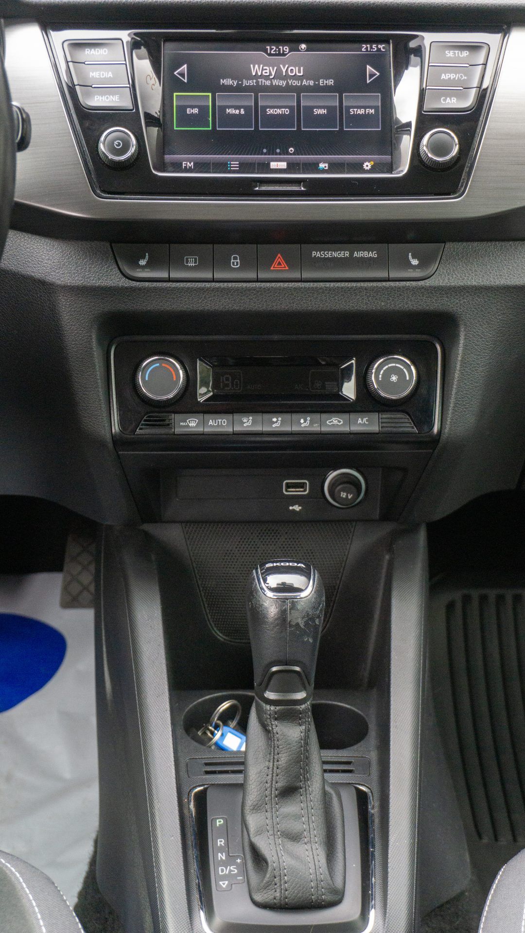 Car image 12