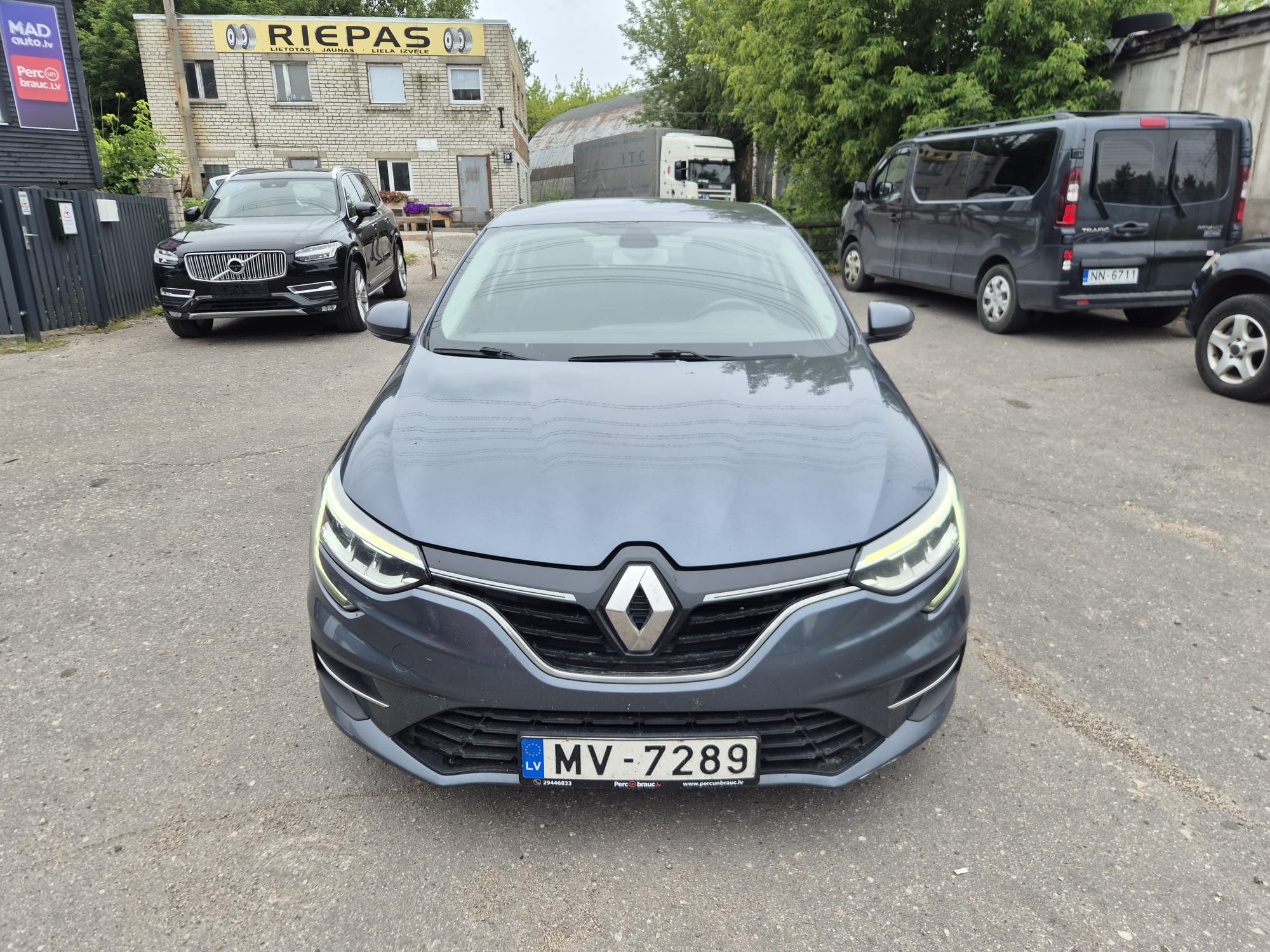 Car image 2