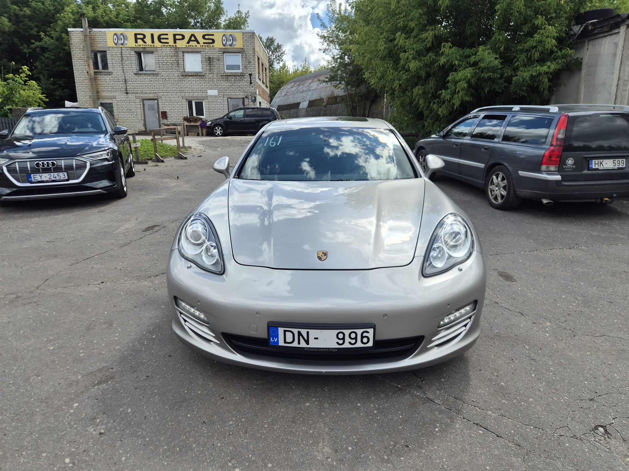 Car image 2