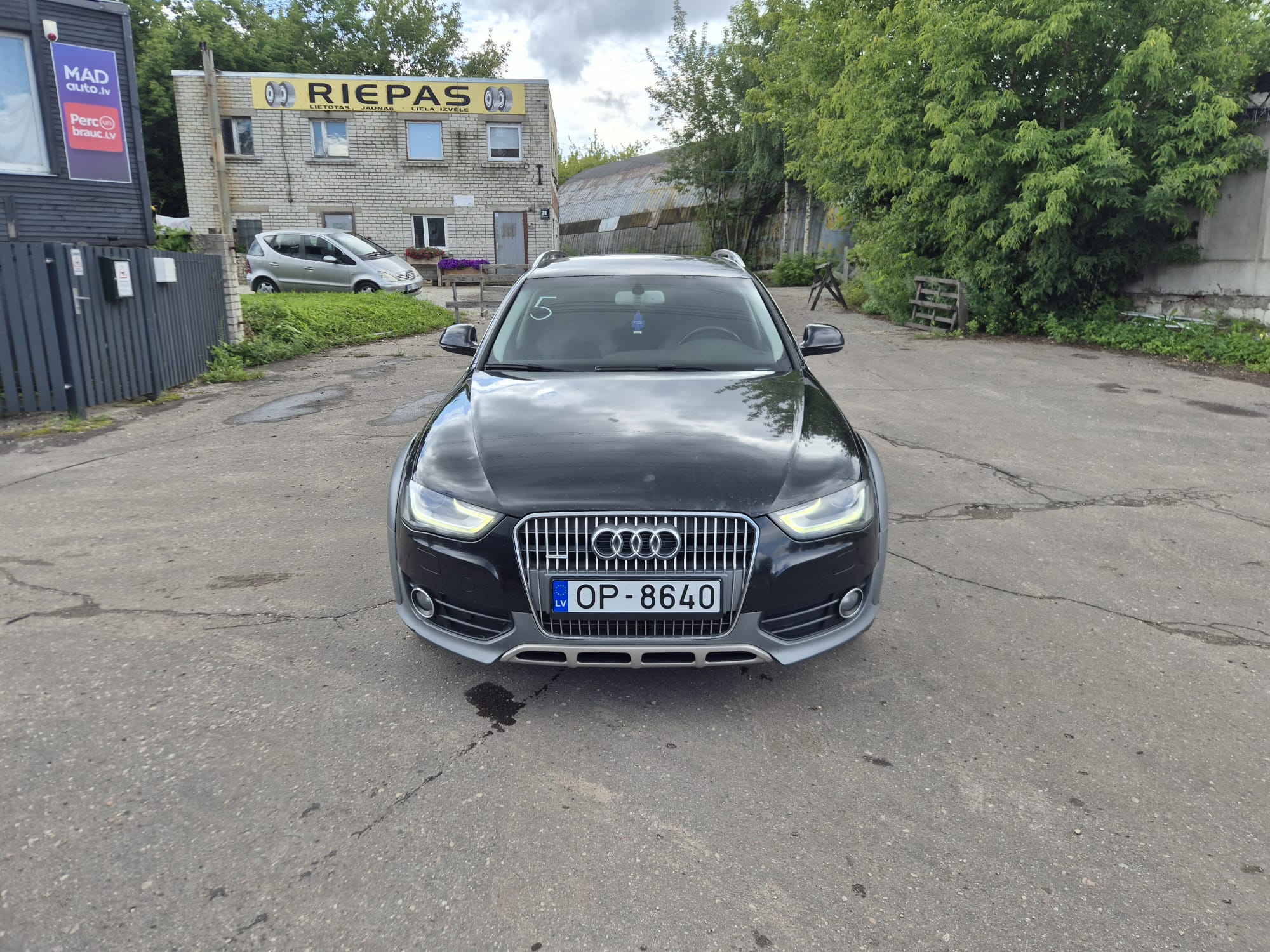 Car image 2