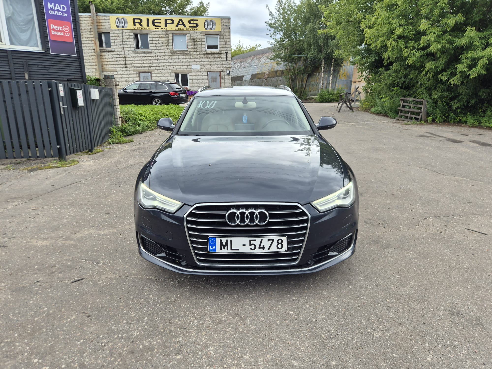 Car image 2