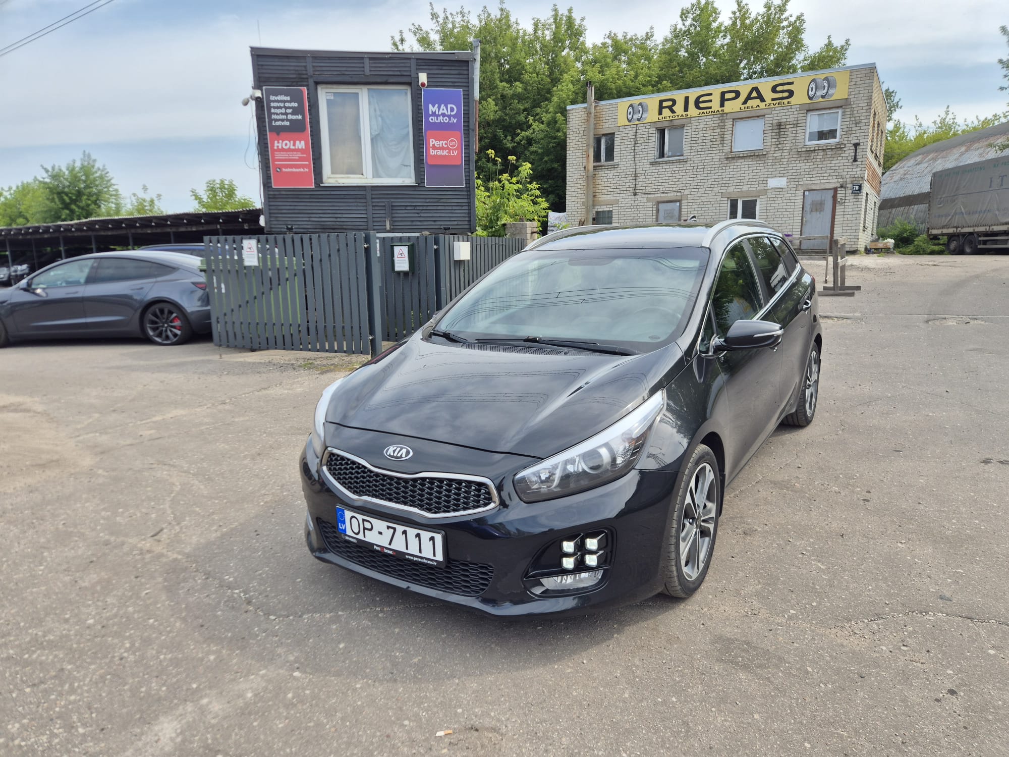 Car image 3