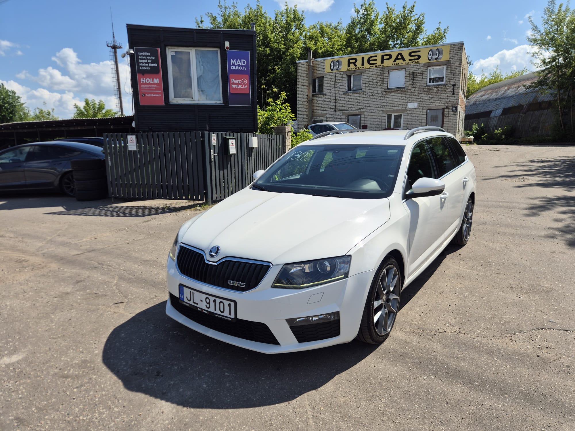 Car image 3