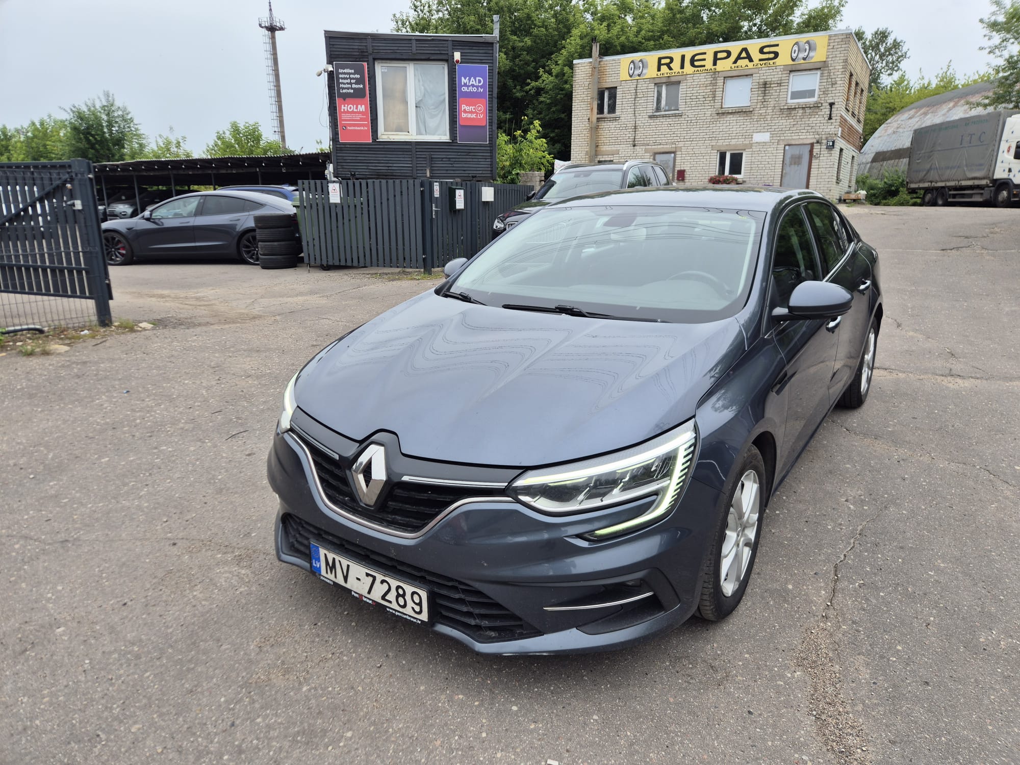 Car image 3