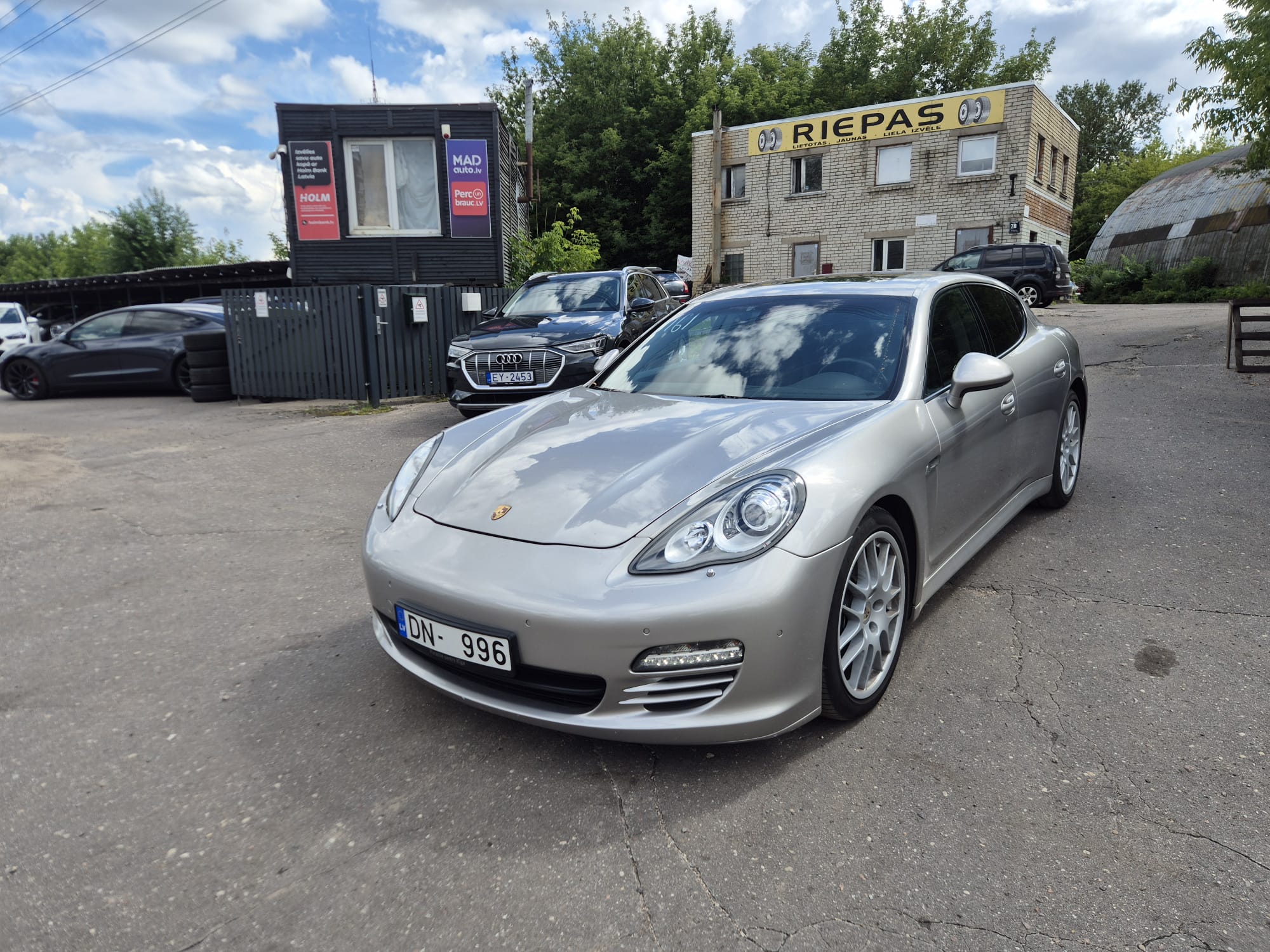 Car image 3