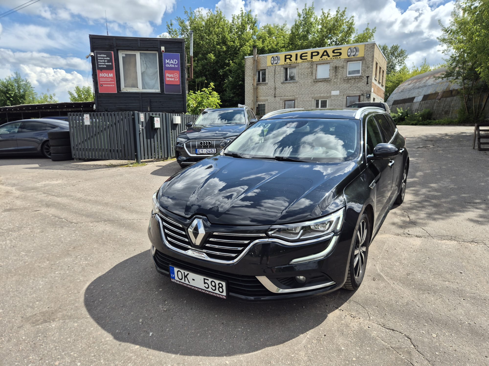 Car image 3