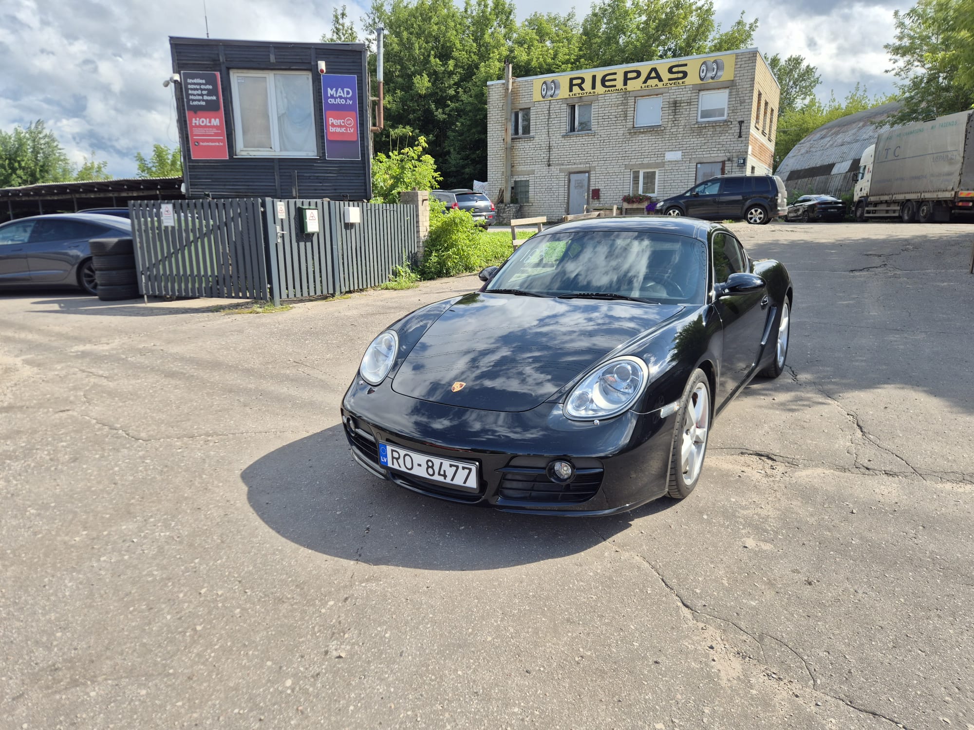 Car image 3