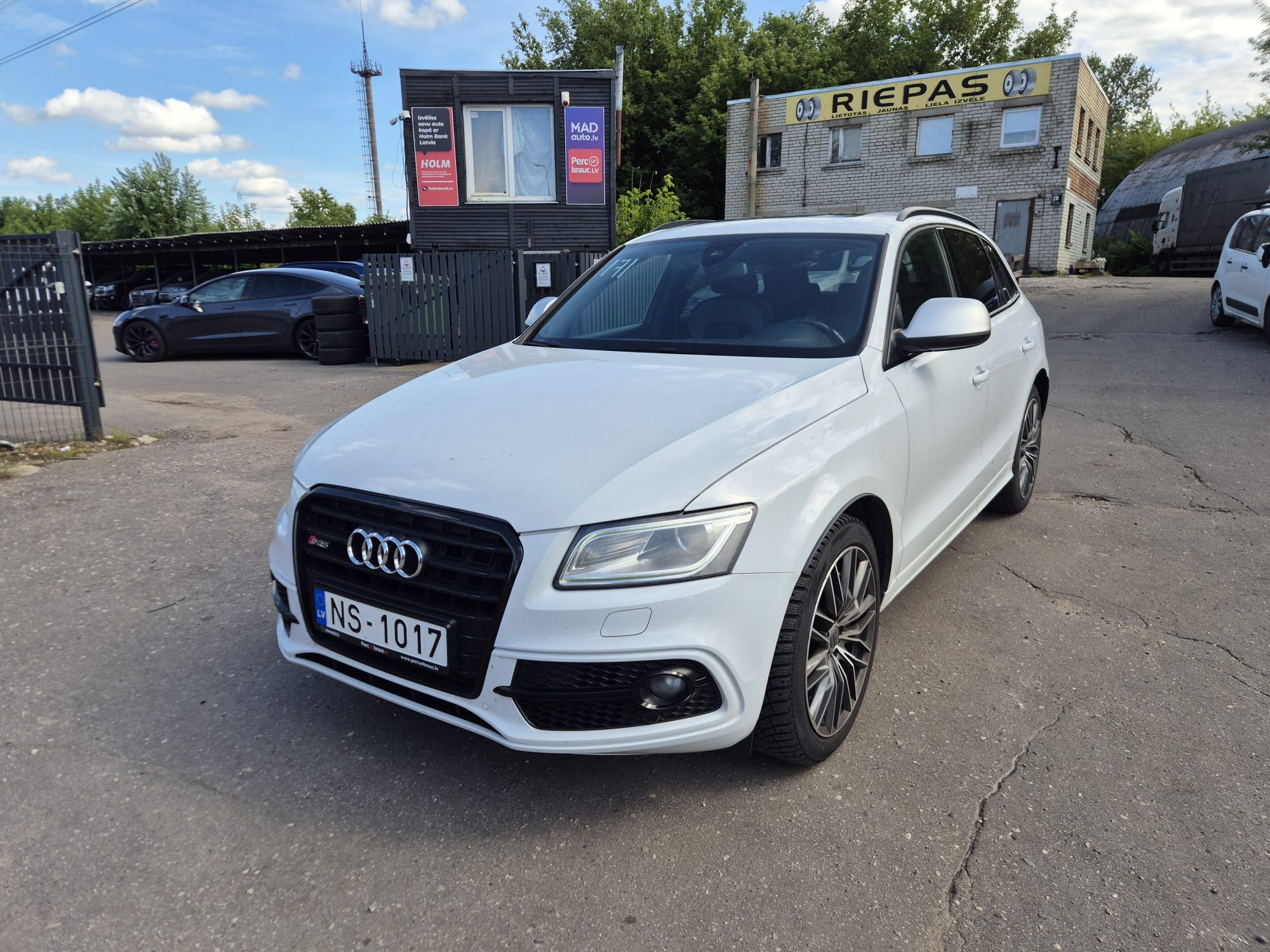 Car image 3