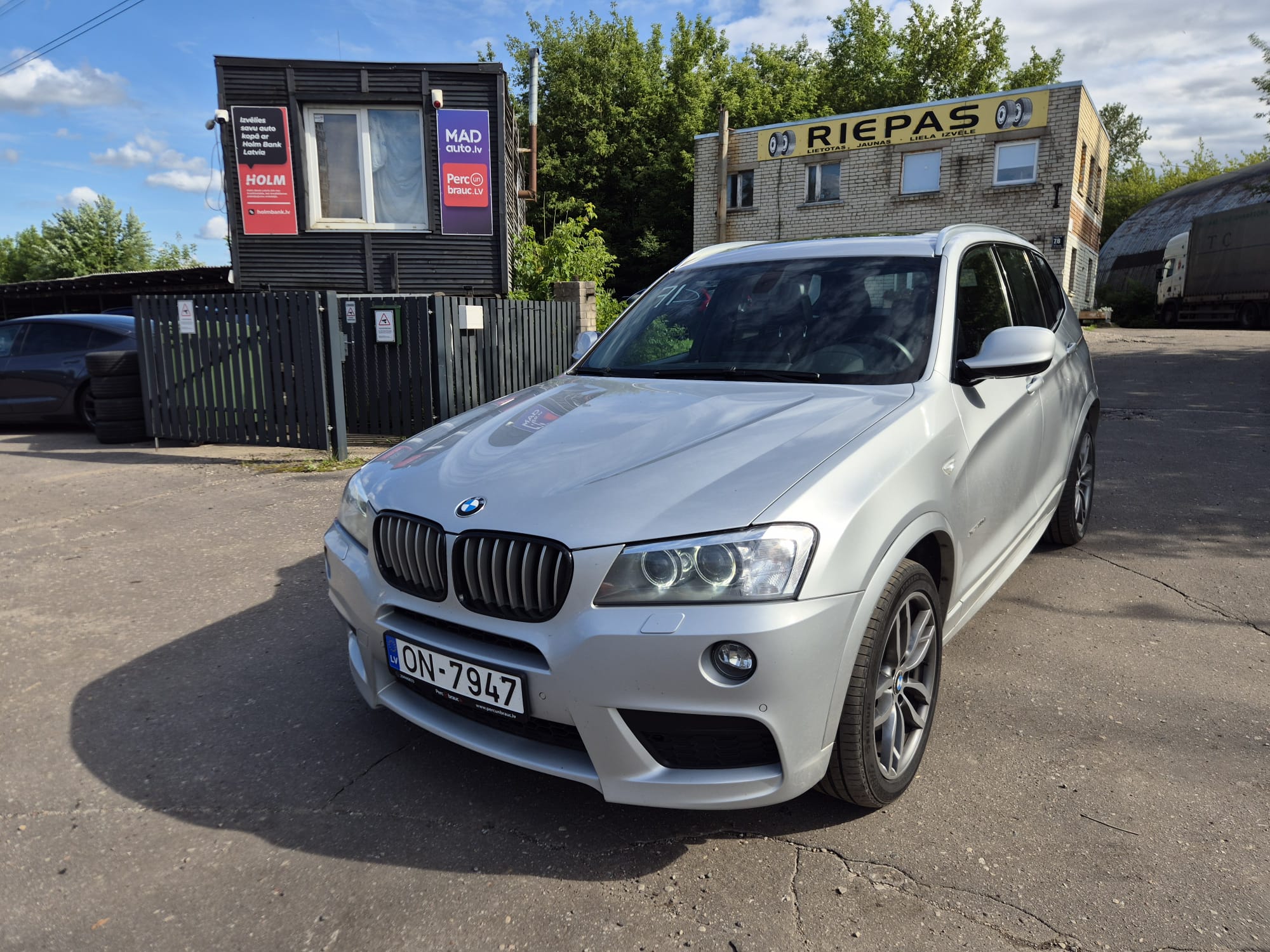 Car image 3