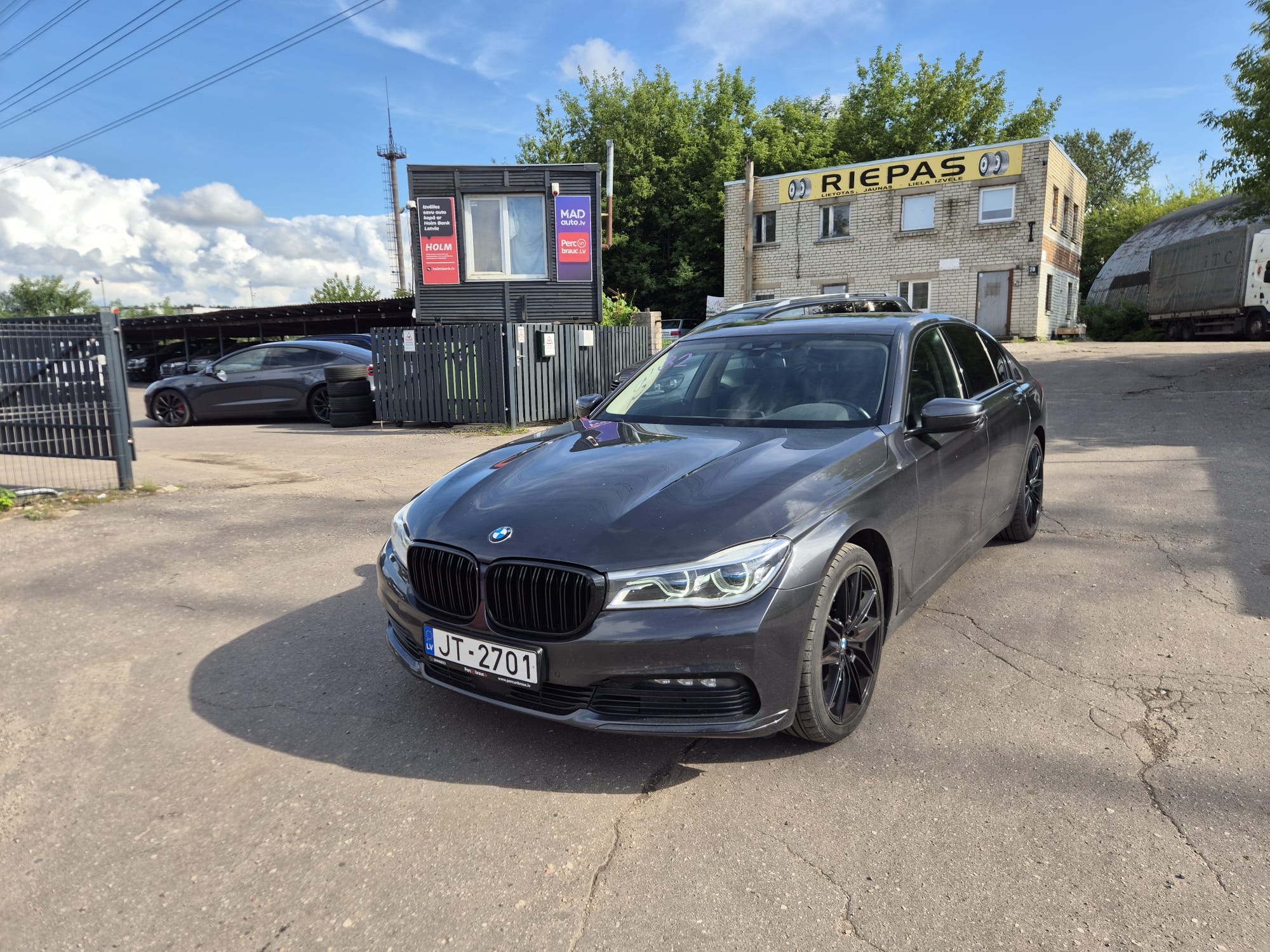 Car image 3