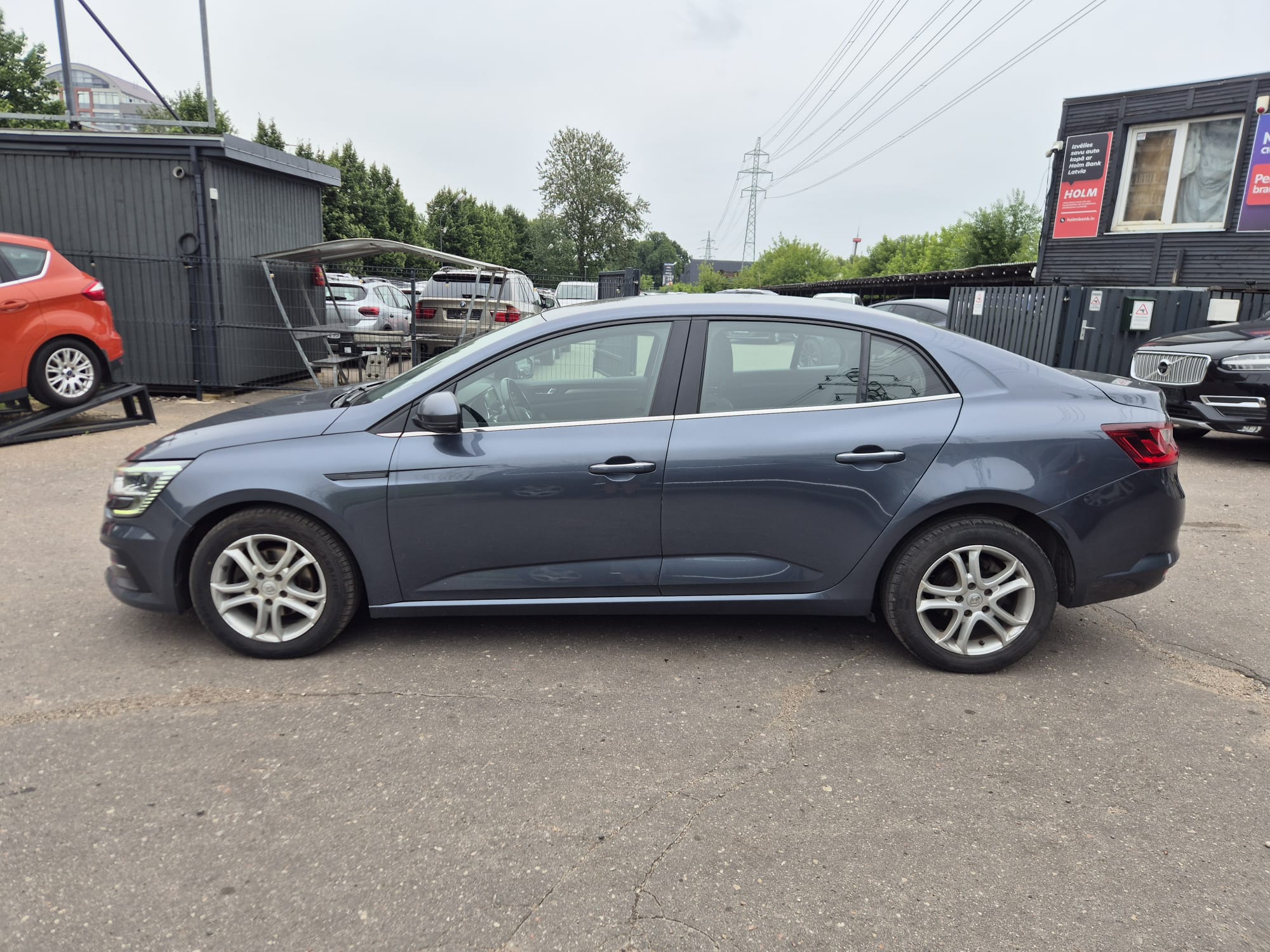 Car image 4