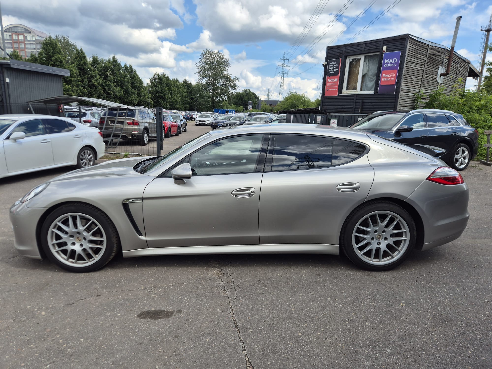 Car image 4