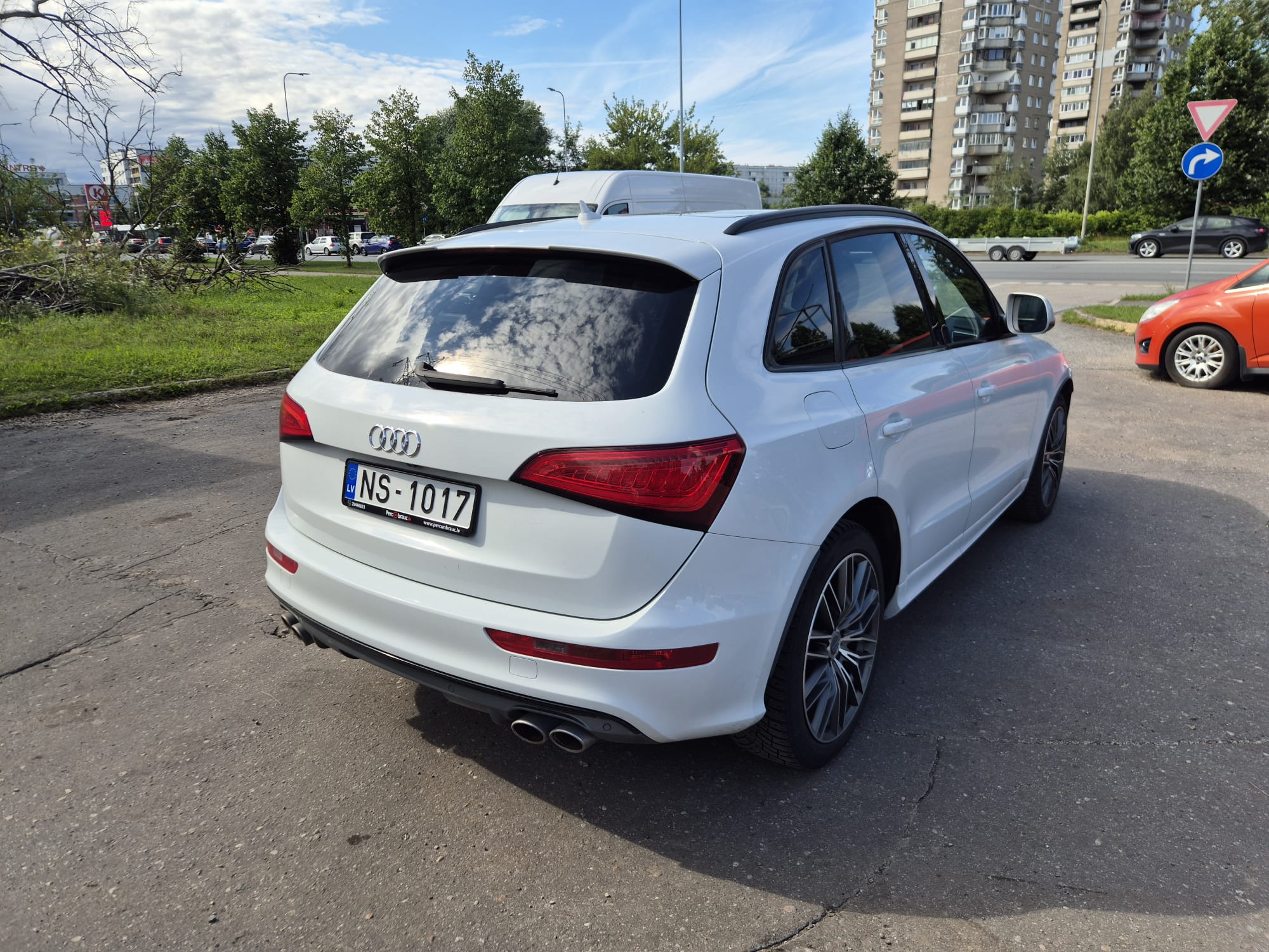 Car image 5