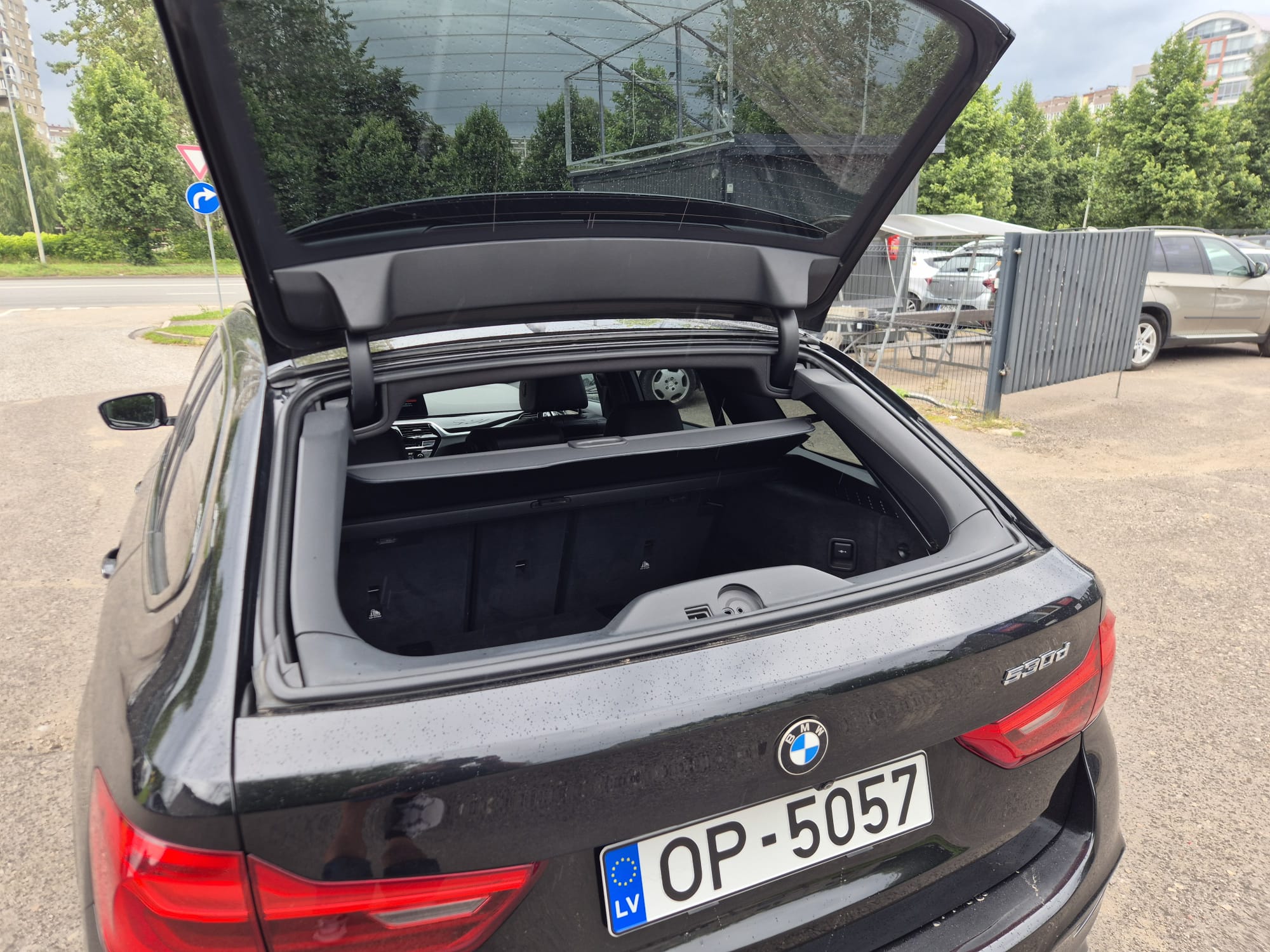 Car image 9