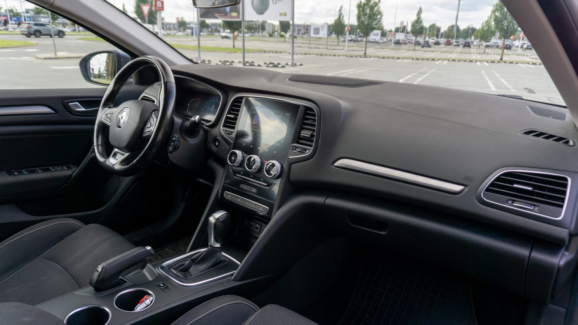Car image 11