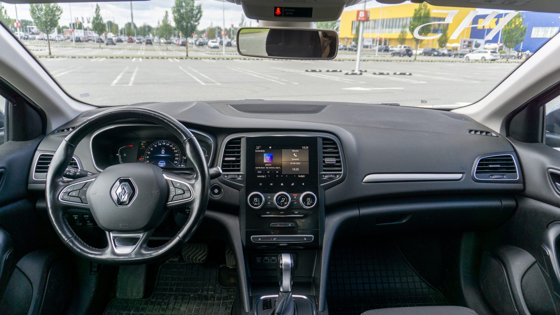 Car image 12