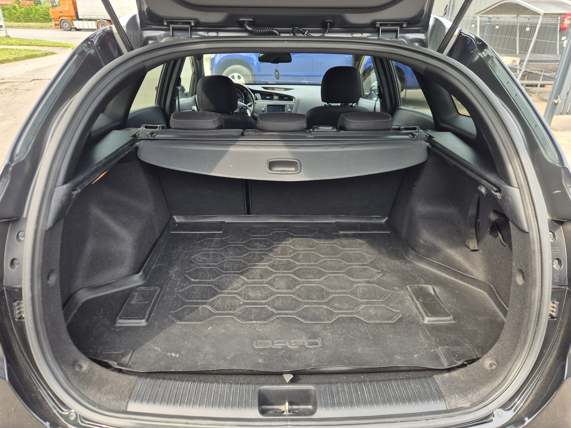 Car image 11