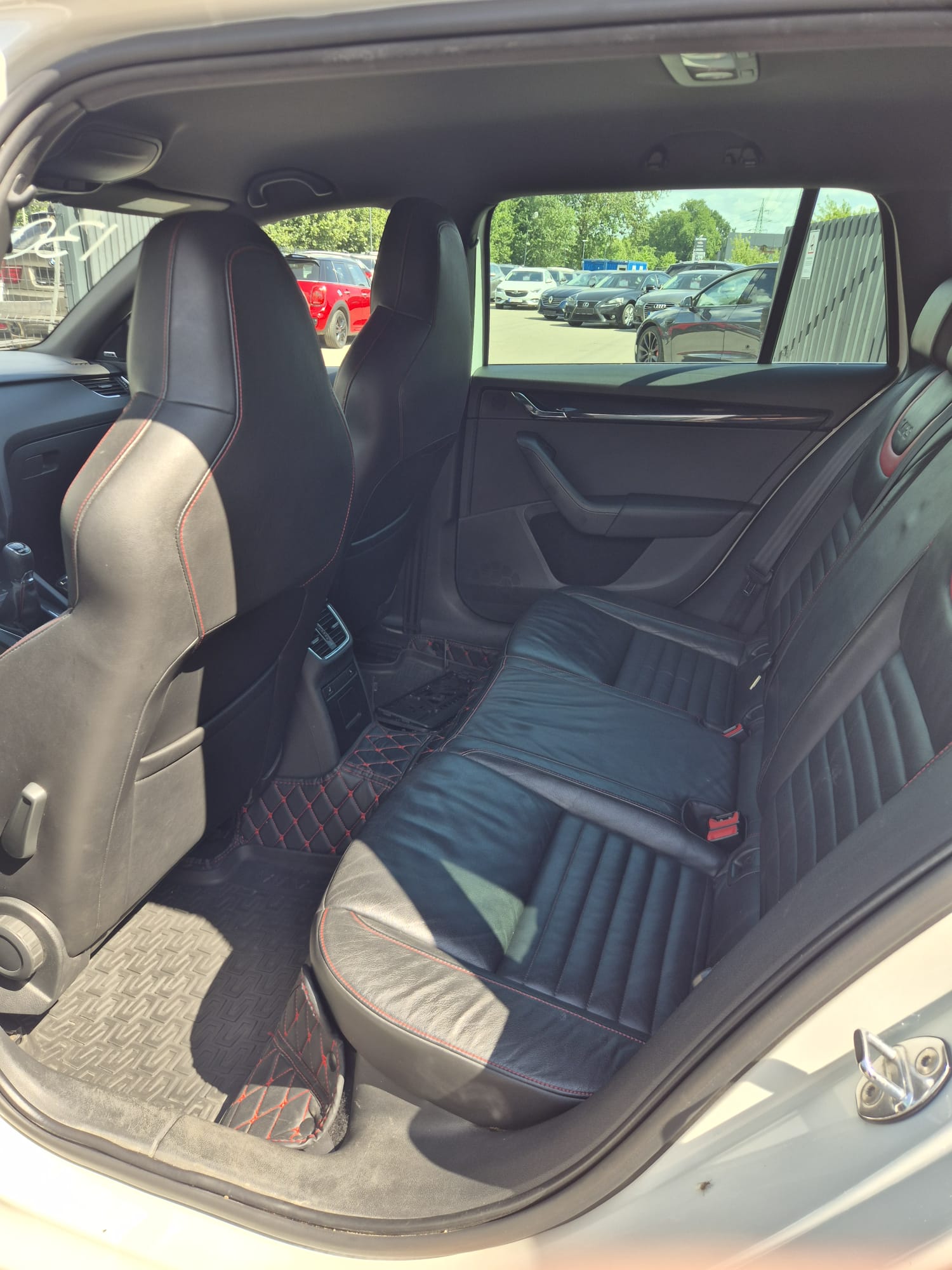 Car image 9