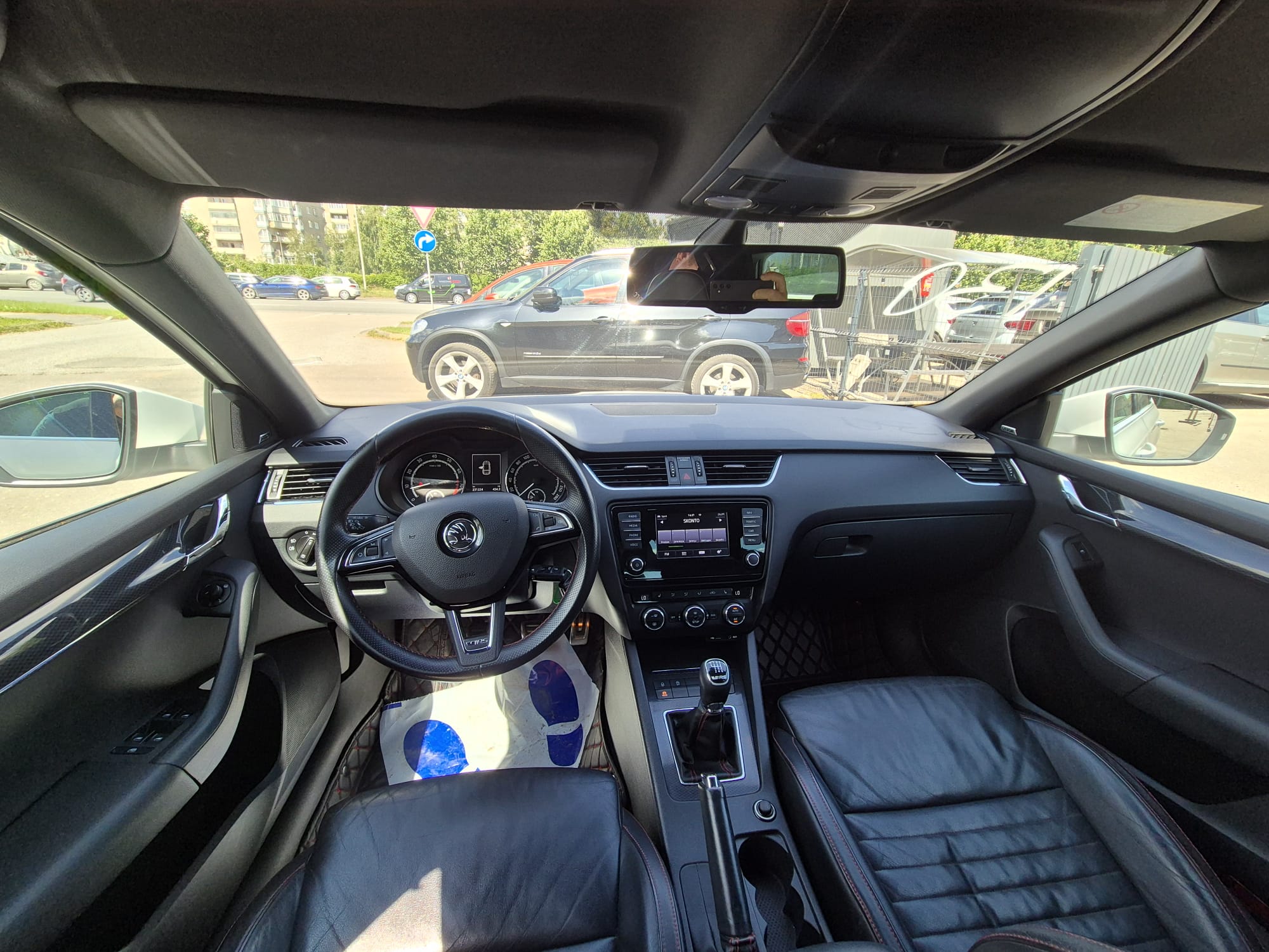 Car image 17