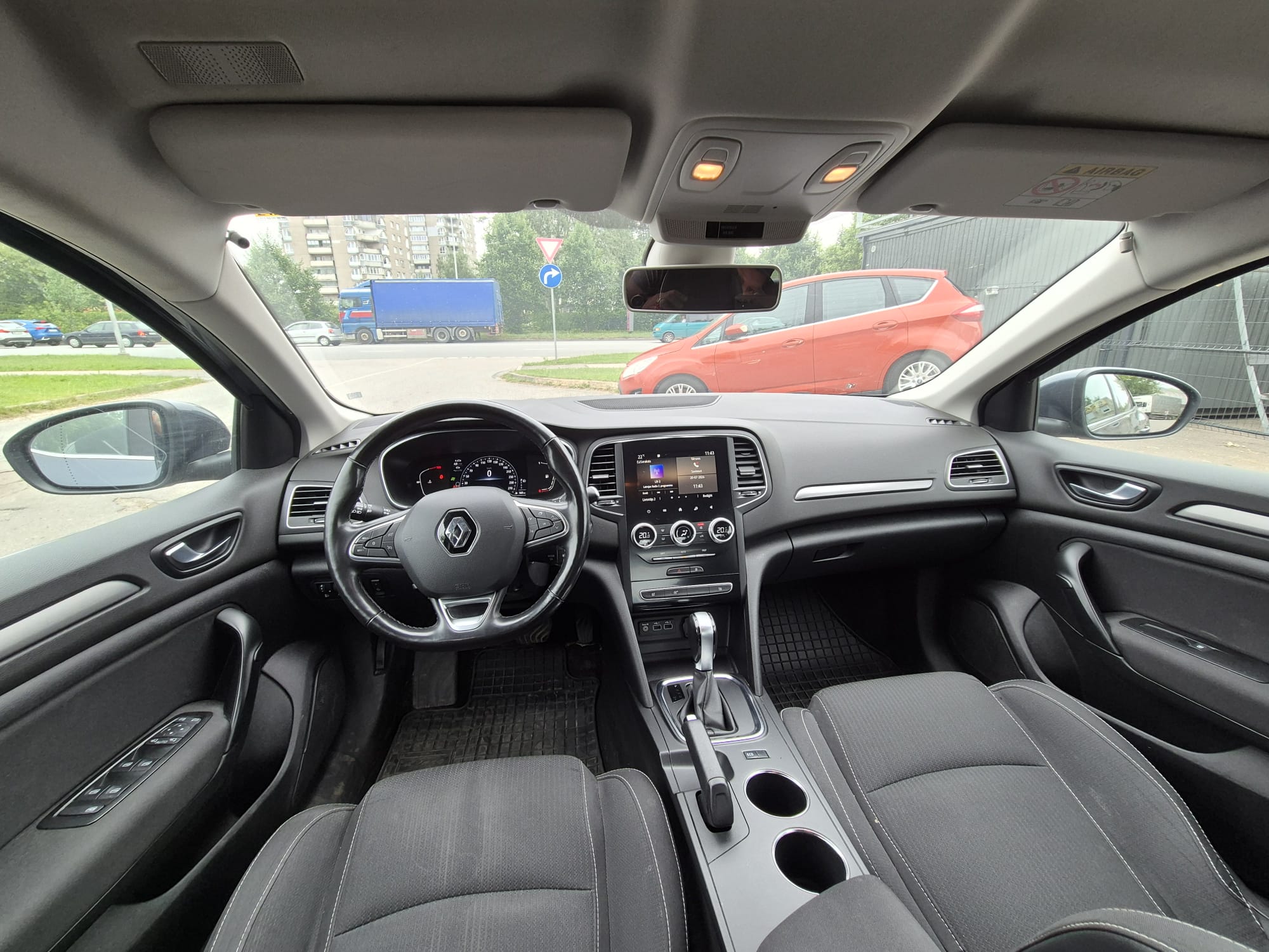 Car image 10