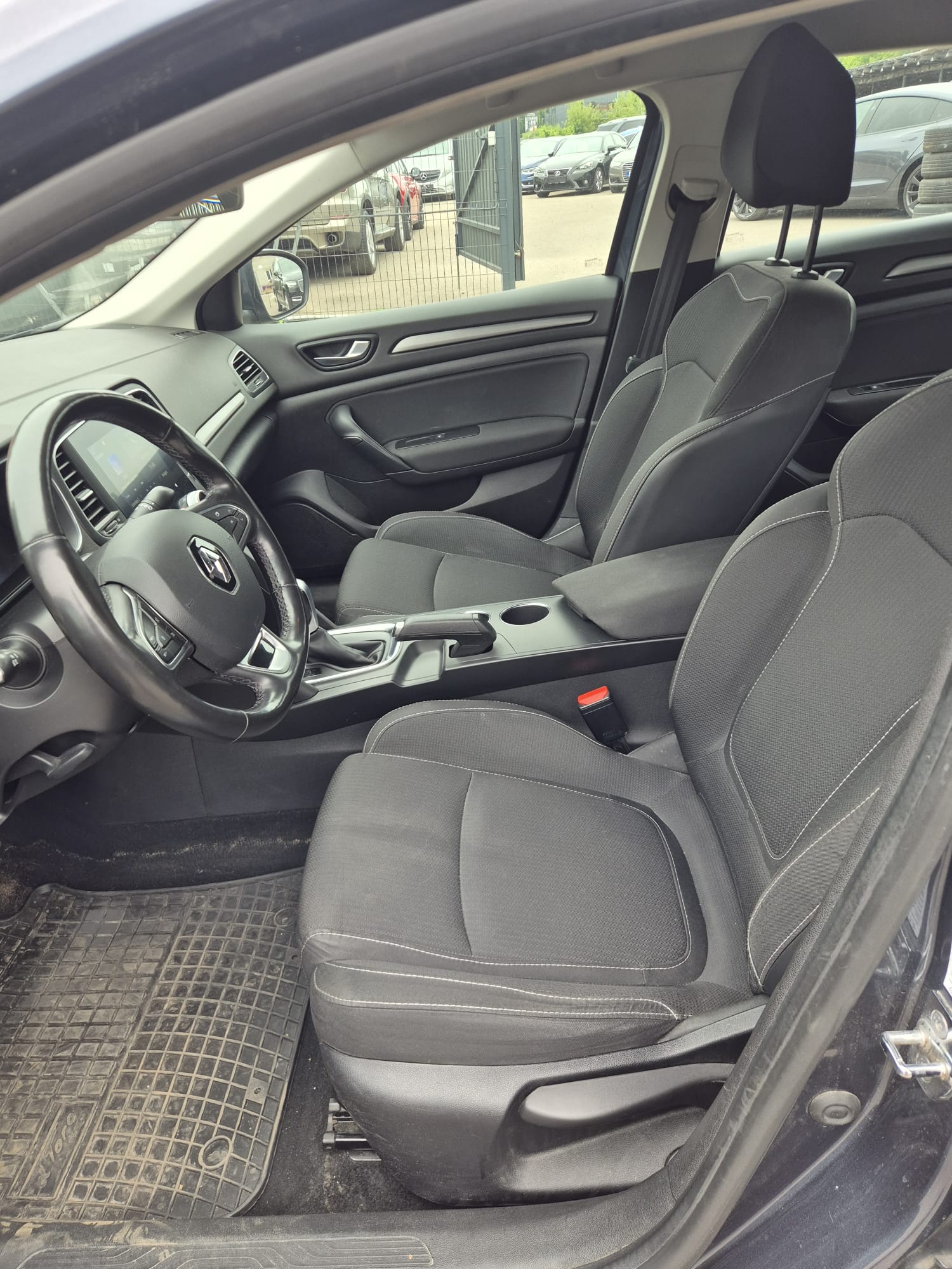 Car image 12