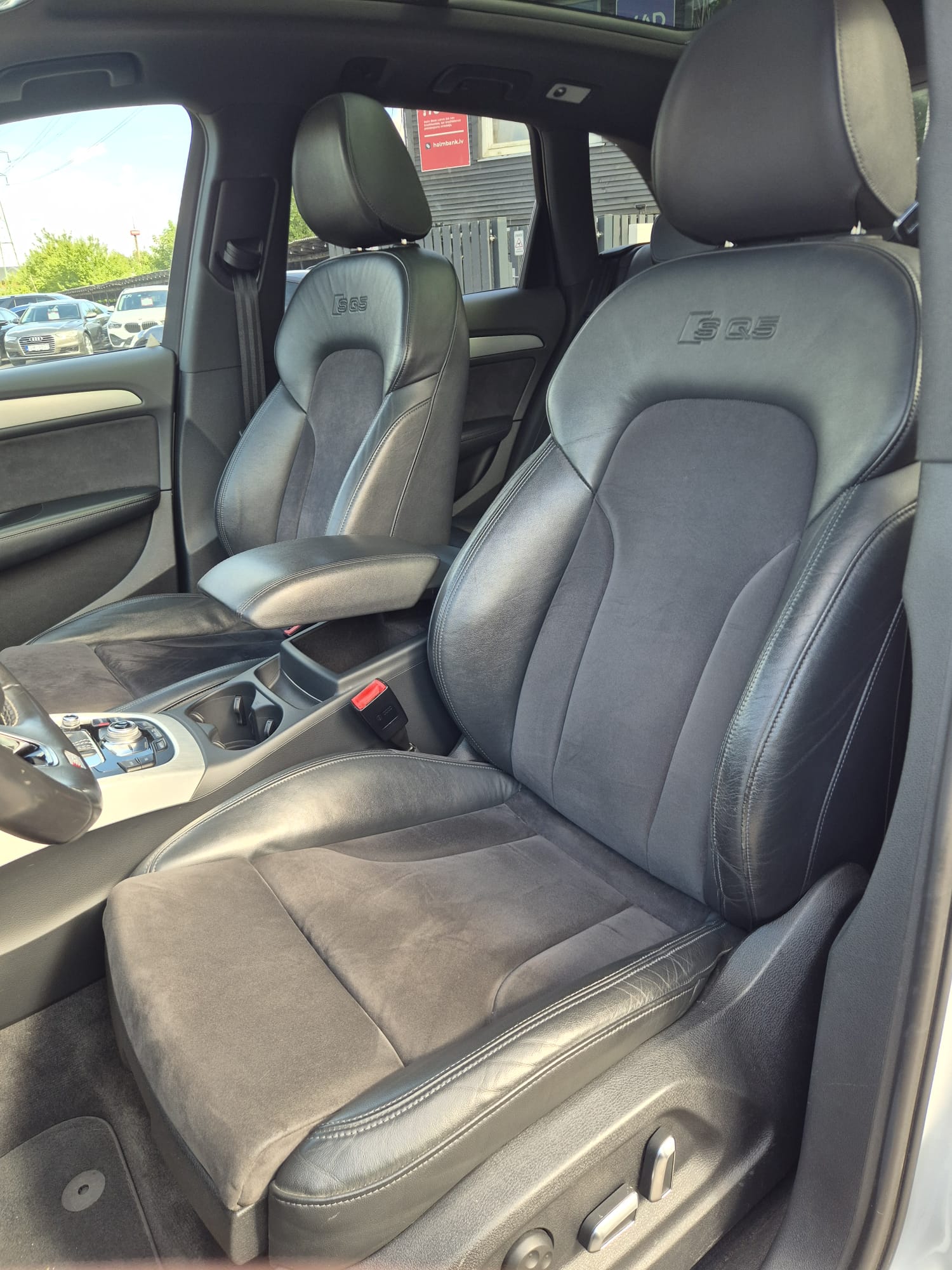 Car image 13