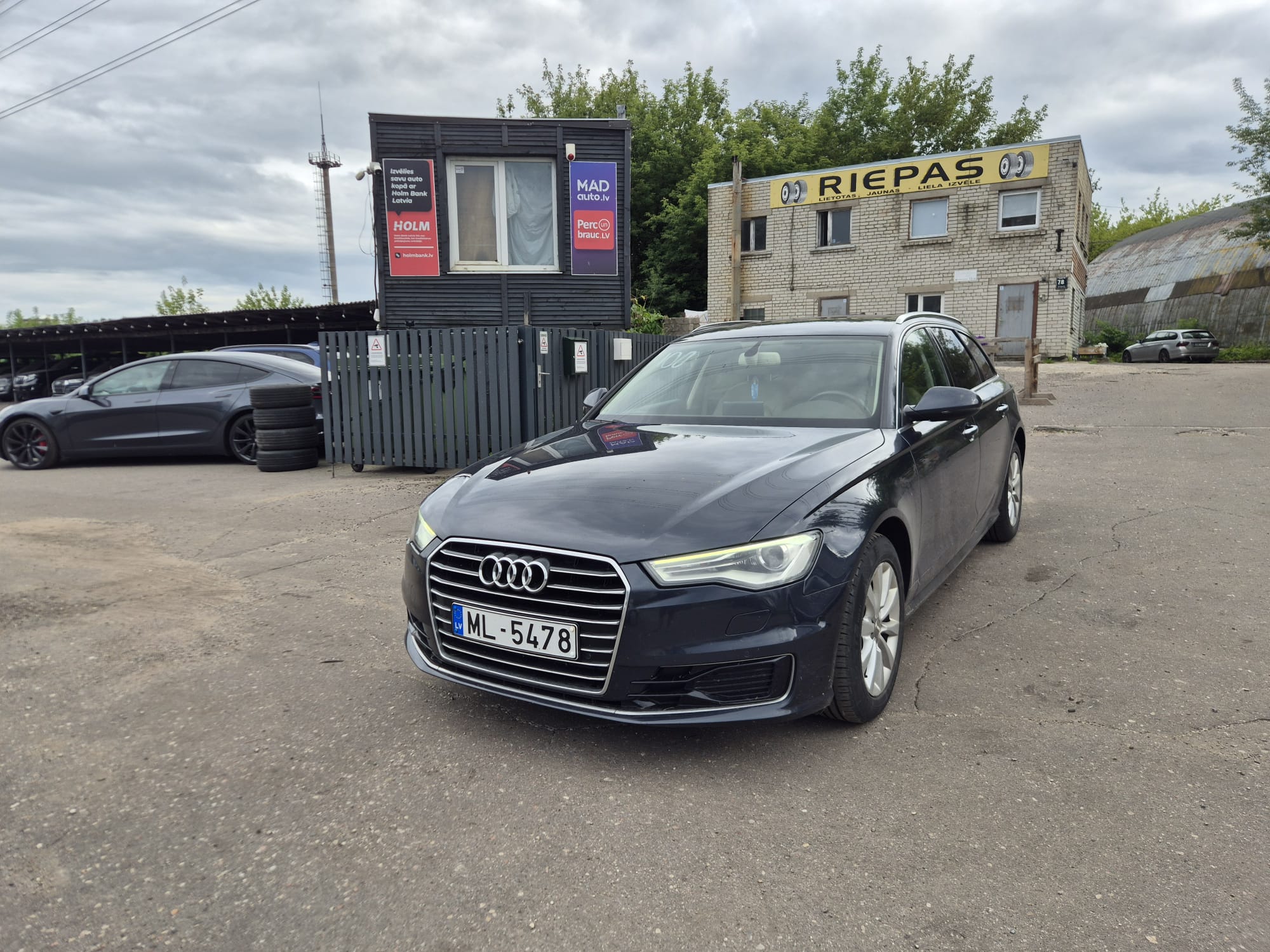 Car image 3