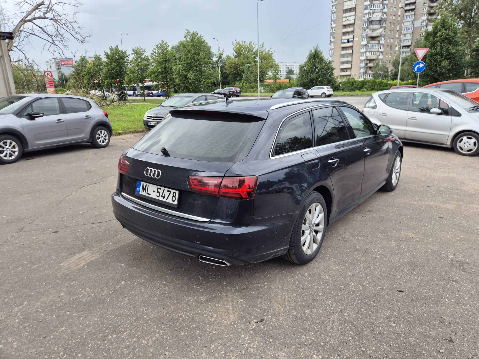 Car image 5