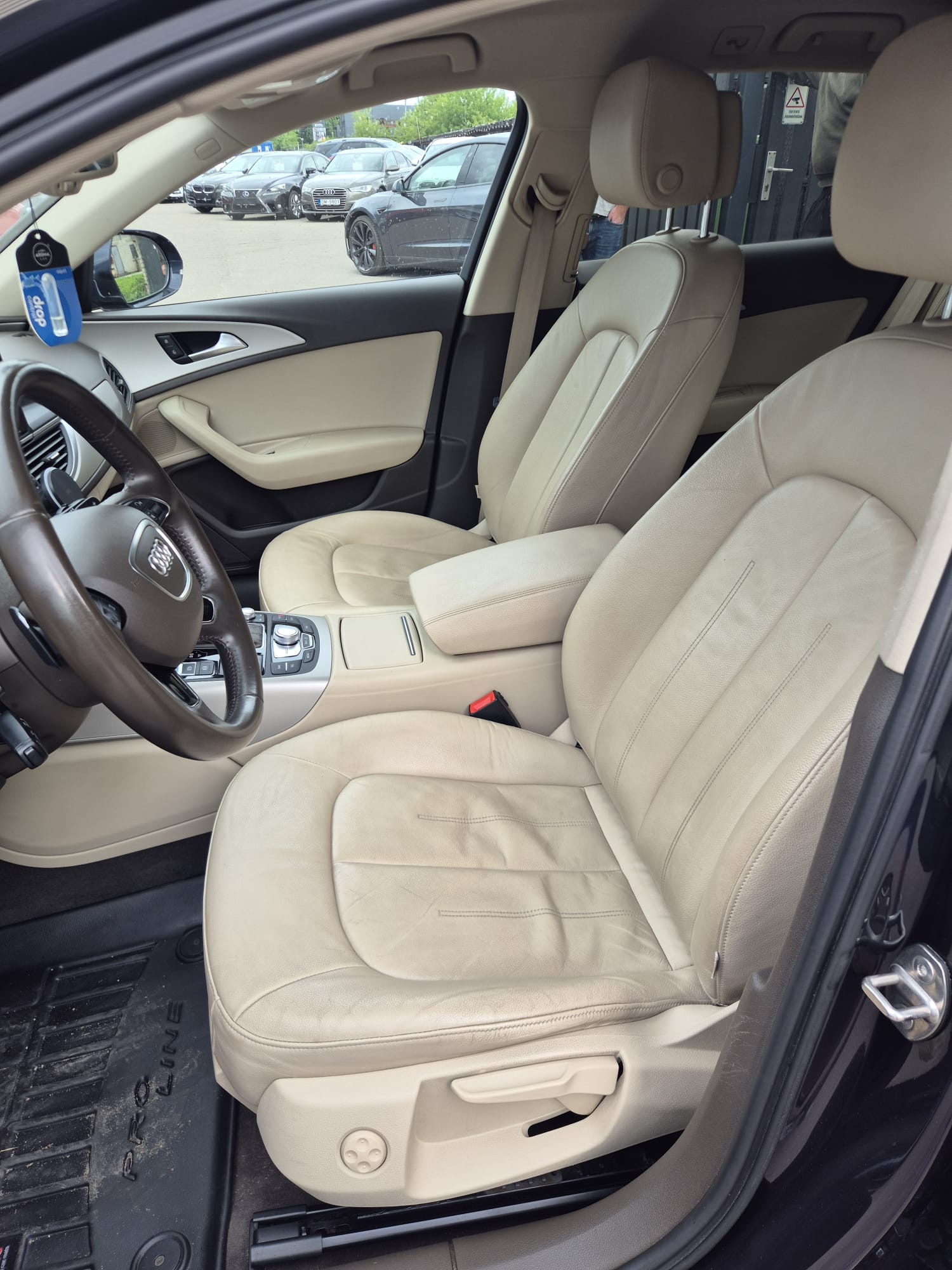 Car image 12