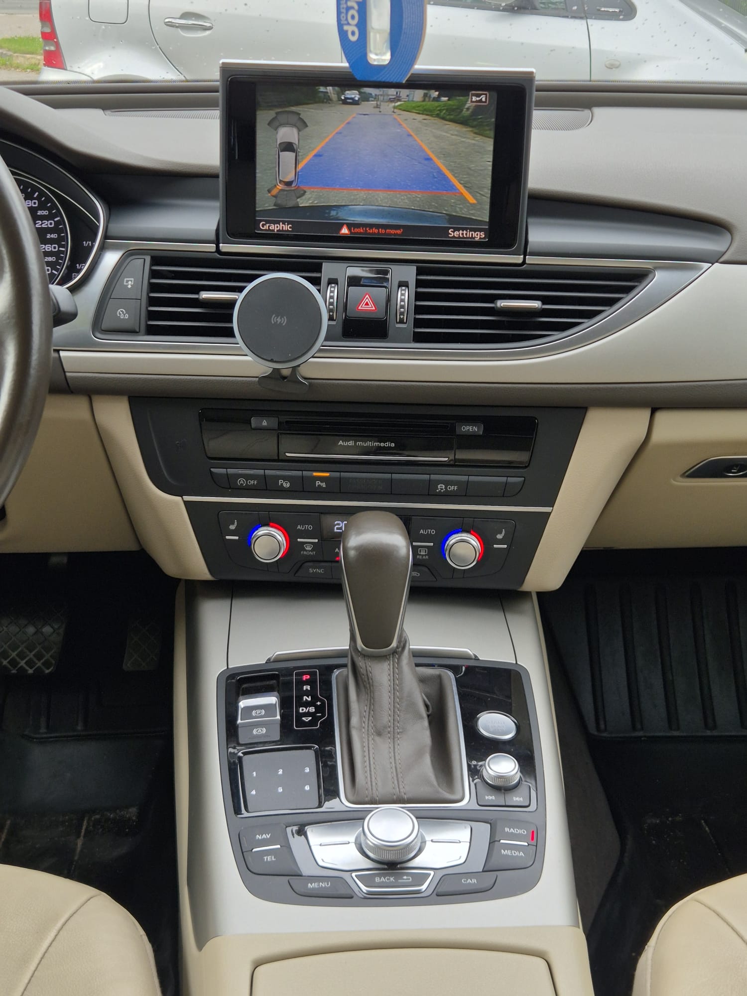 Car image 18