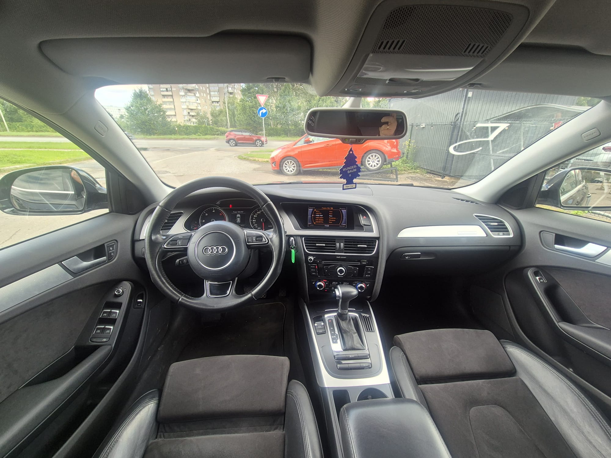 Car image 9