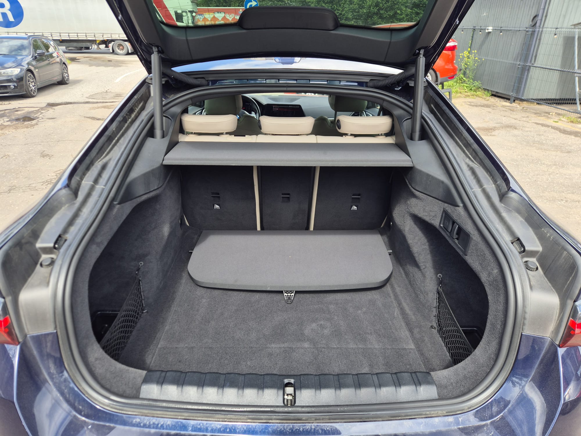 Car image 12