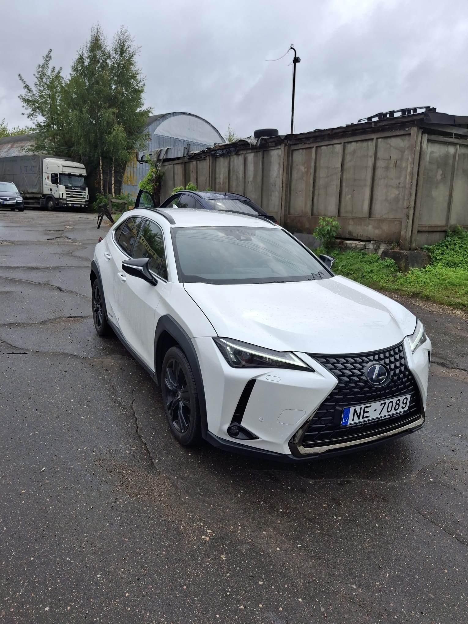Car image 2
