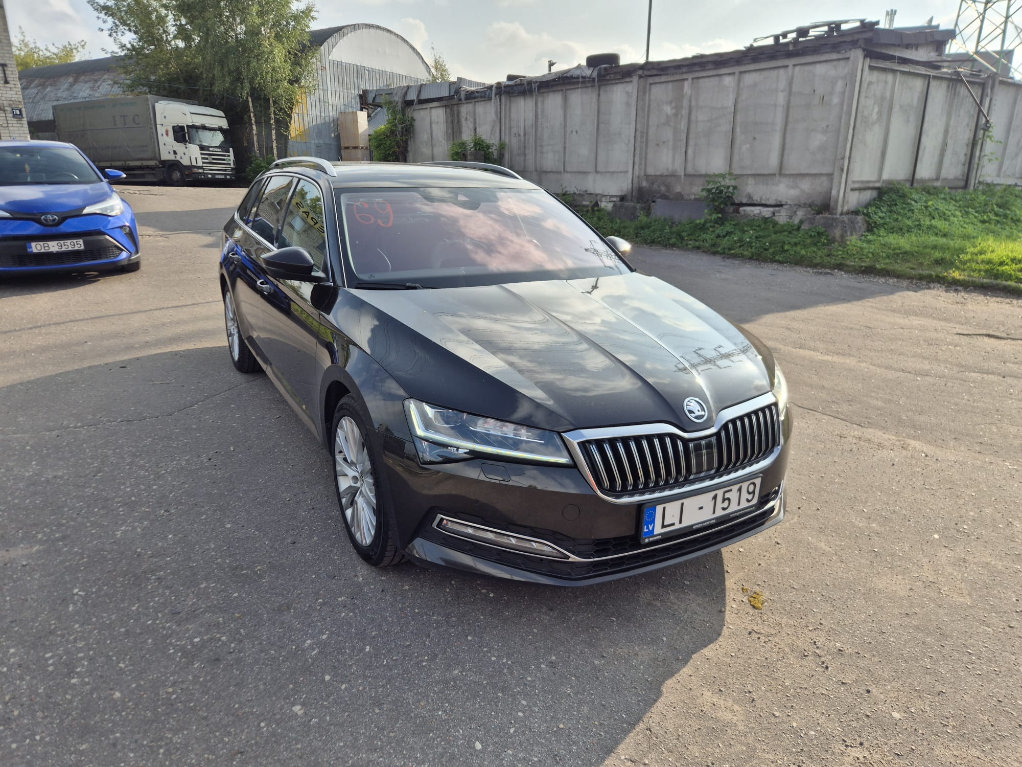 Car image 2