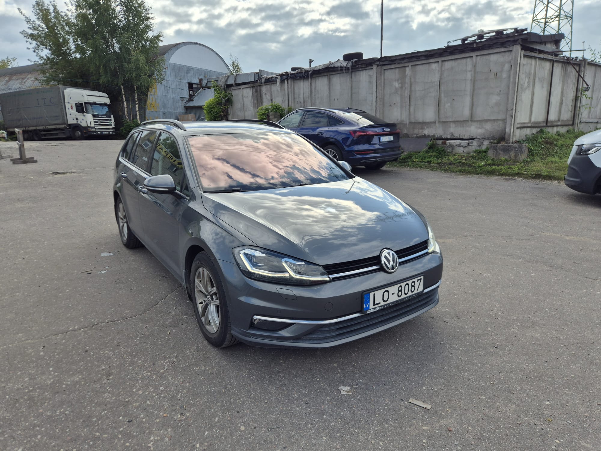 Car image 2