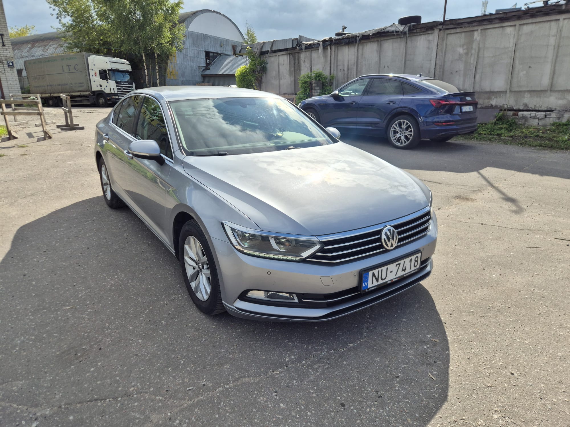 Car image 2