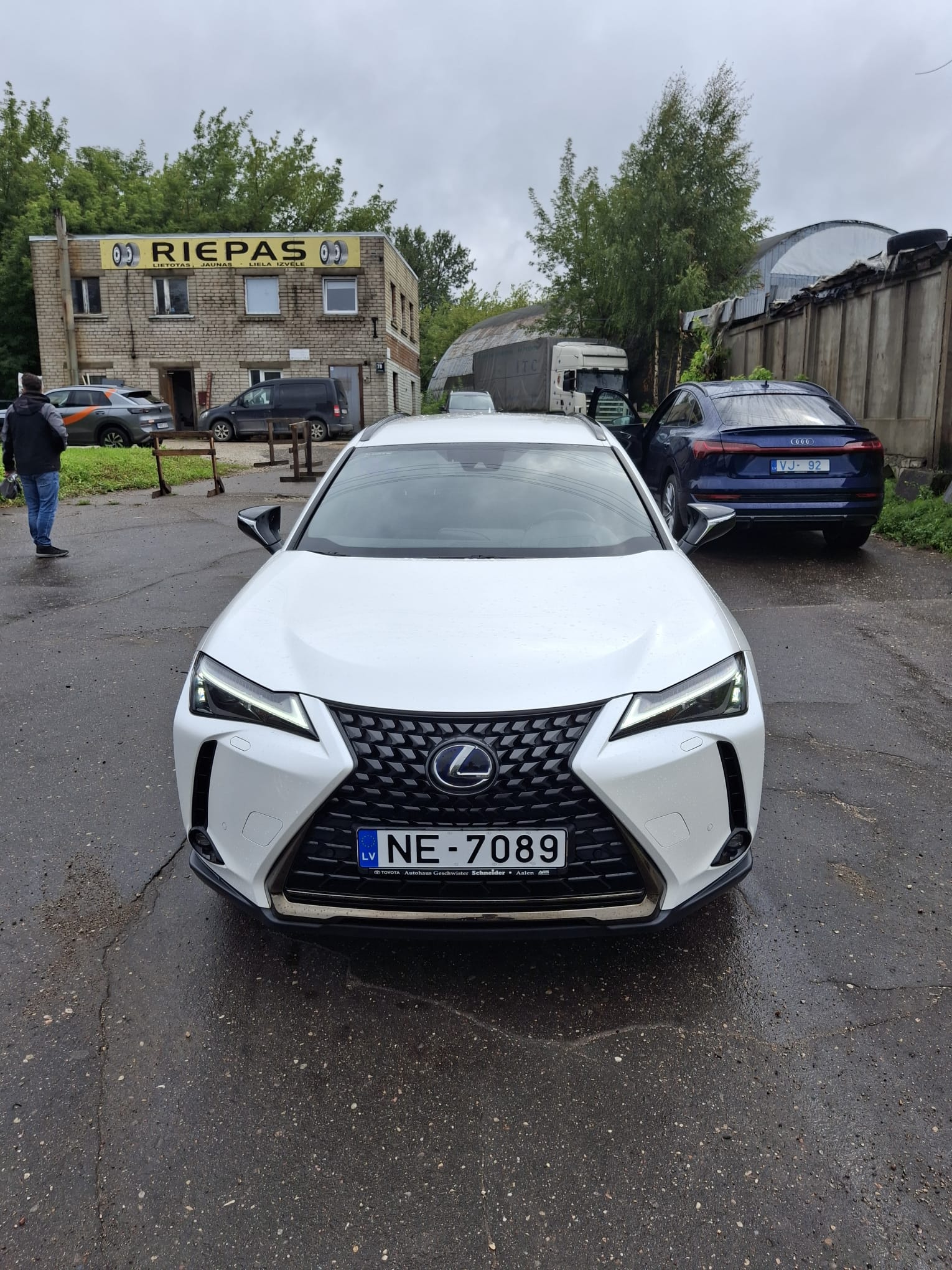Car image 3
