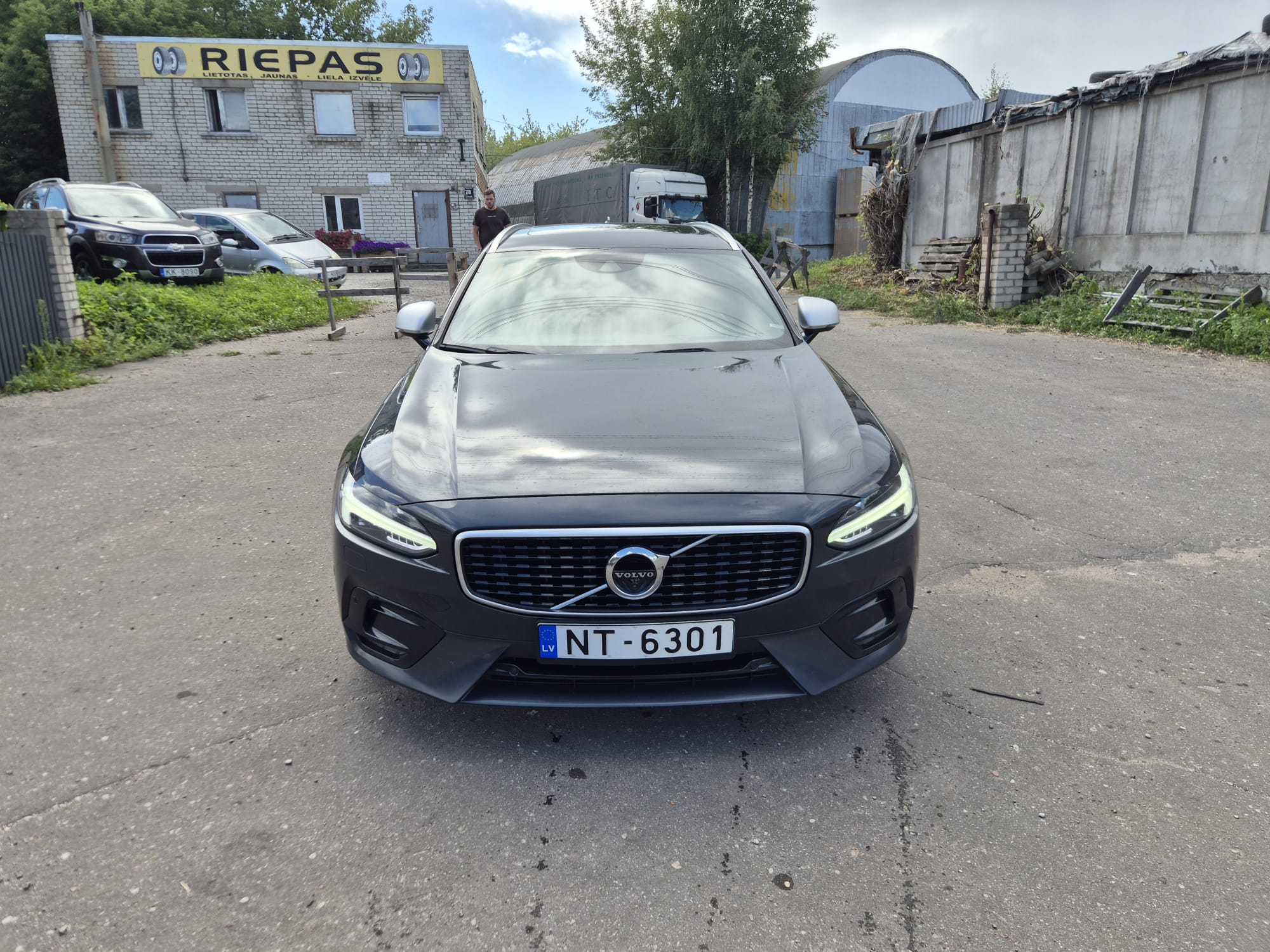 Car image 3