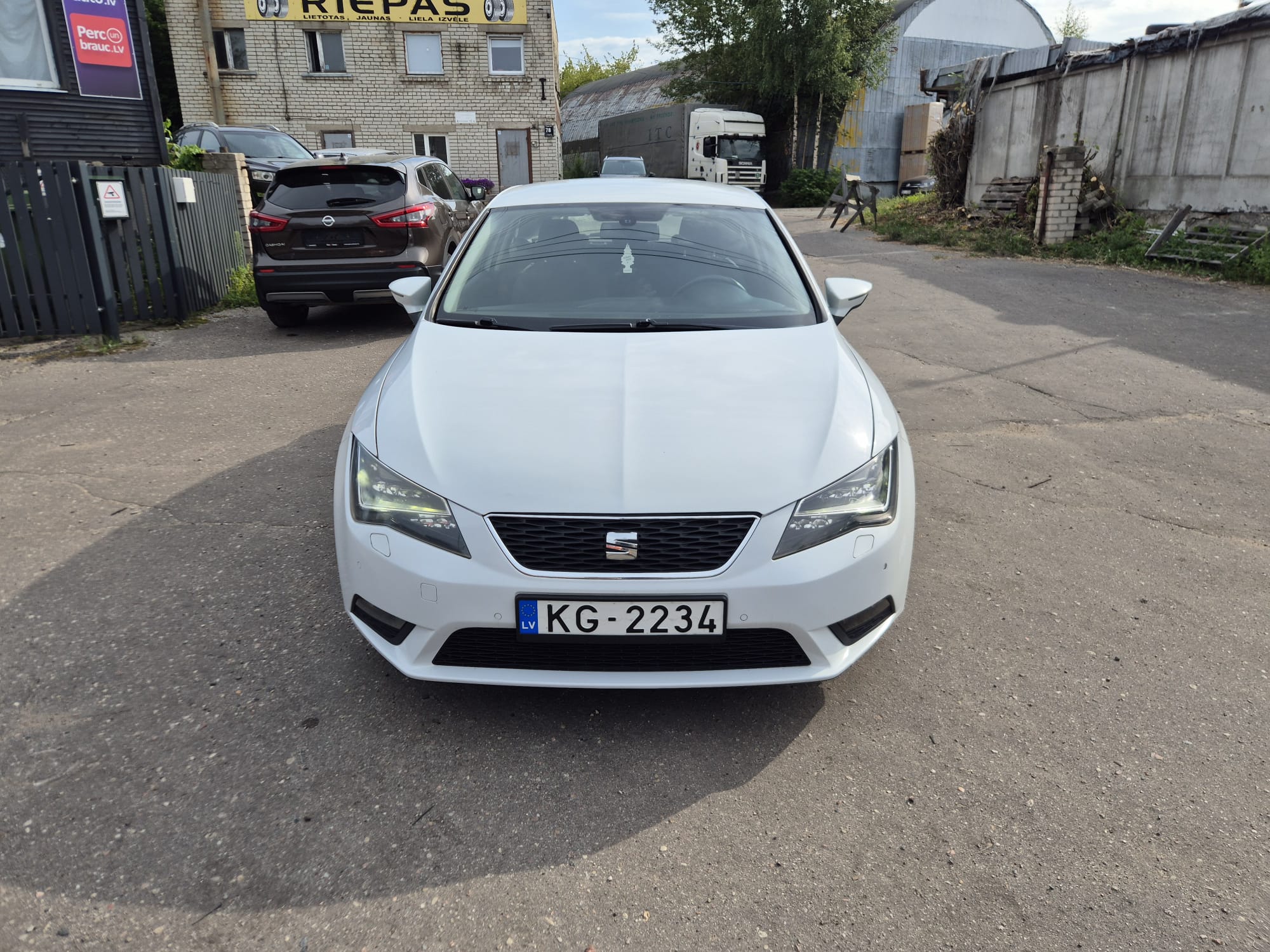 Car image 3