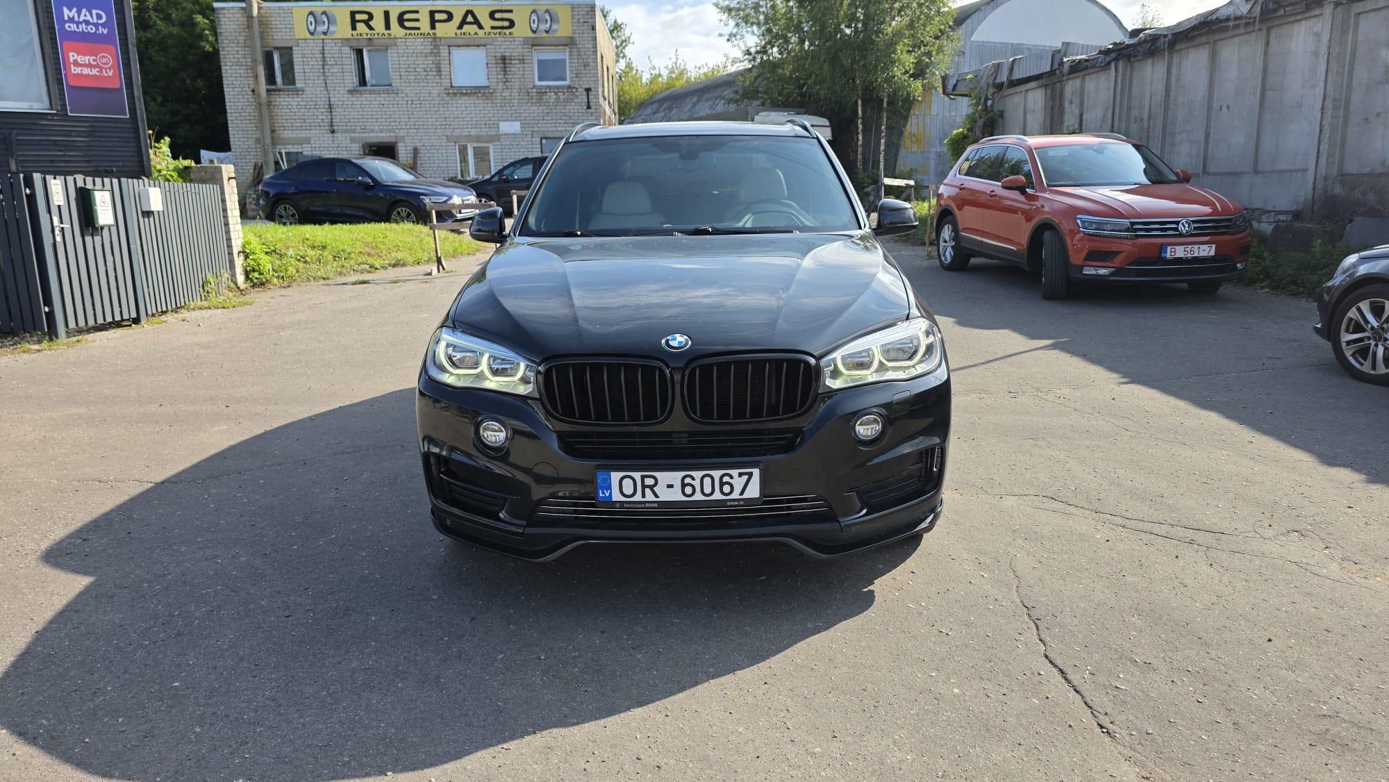 Car image 3