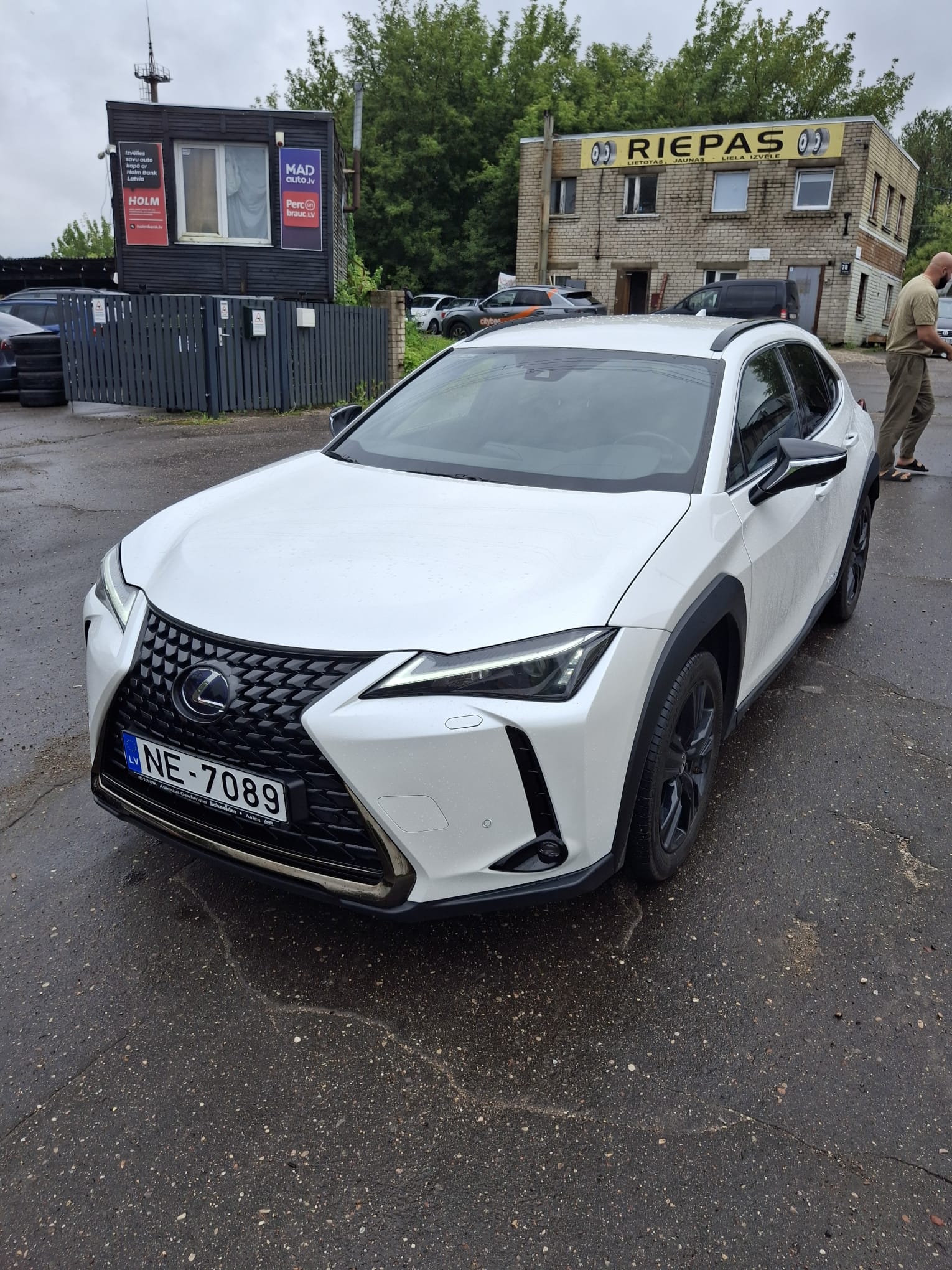Car image 4