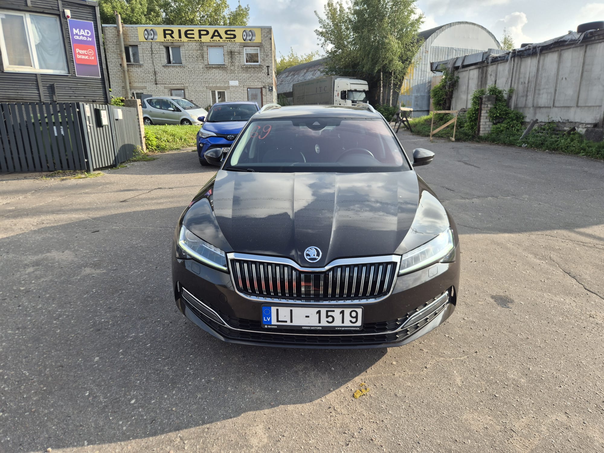 Car image 3