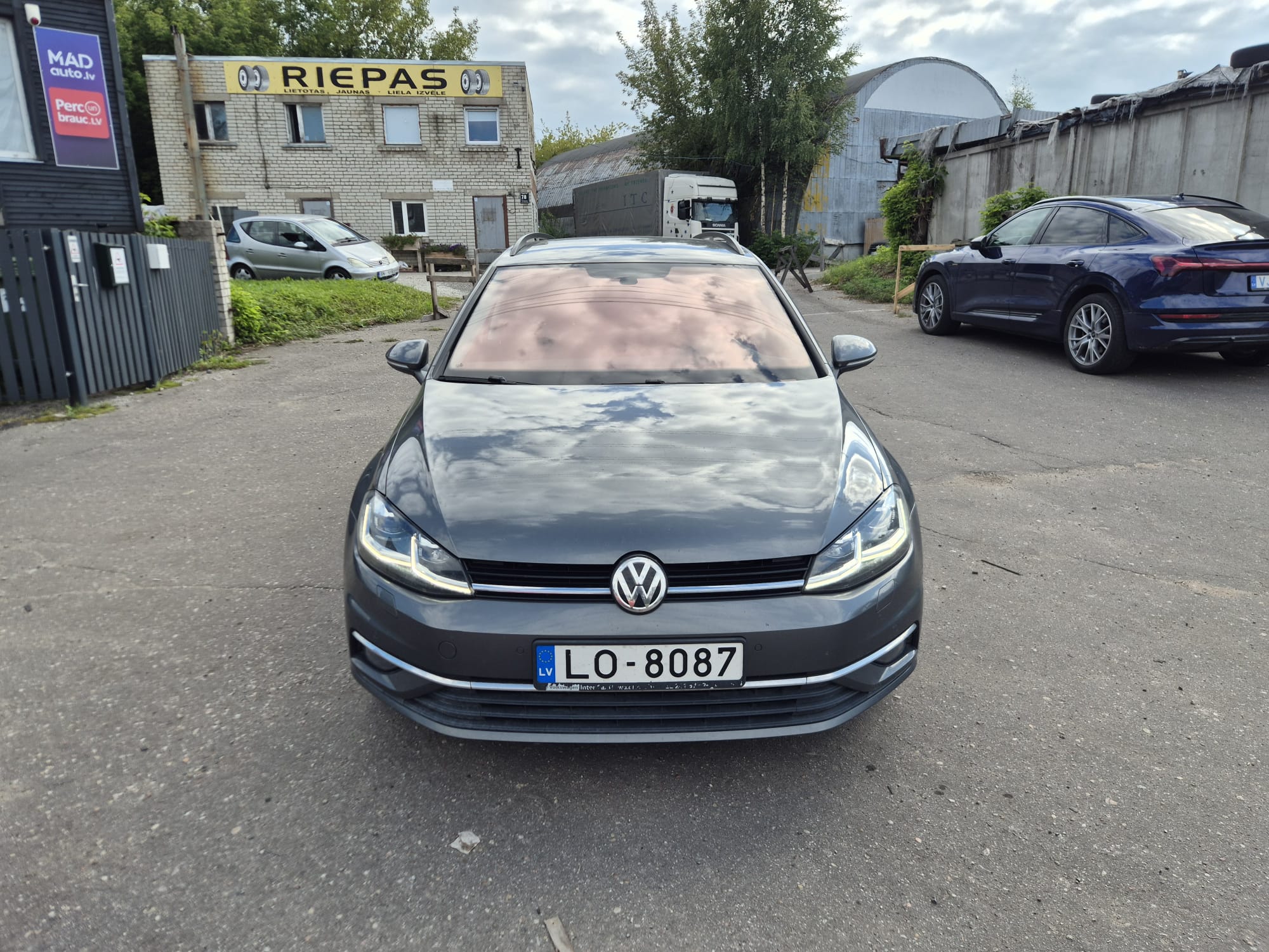 Car image 3