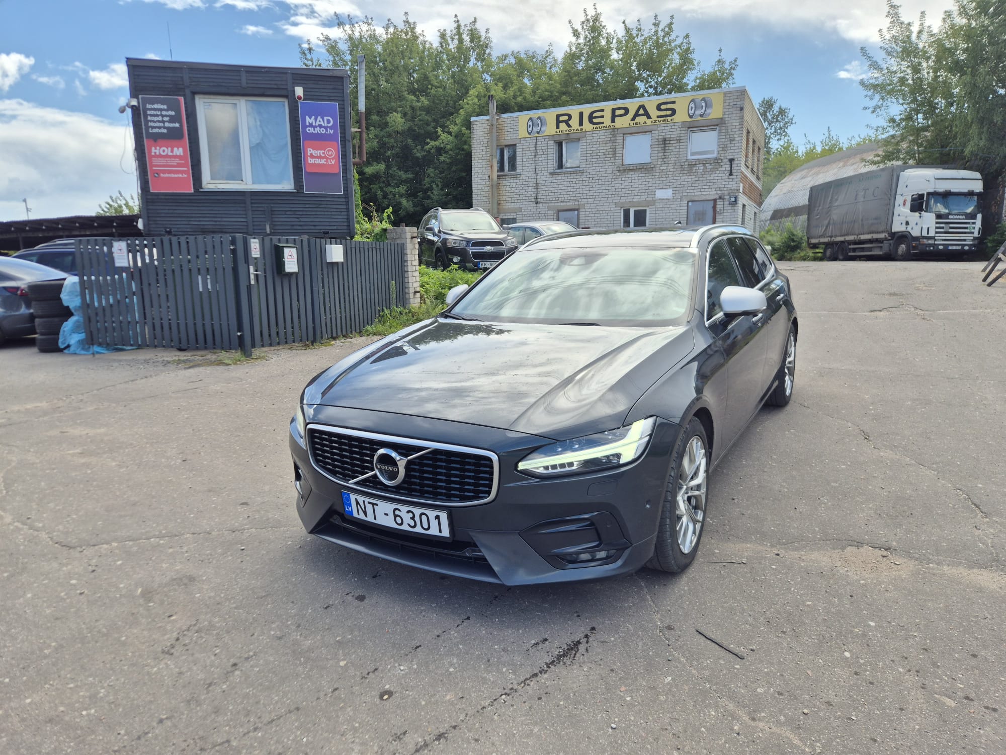 Car image 4