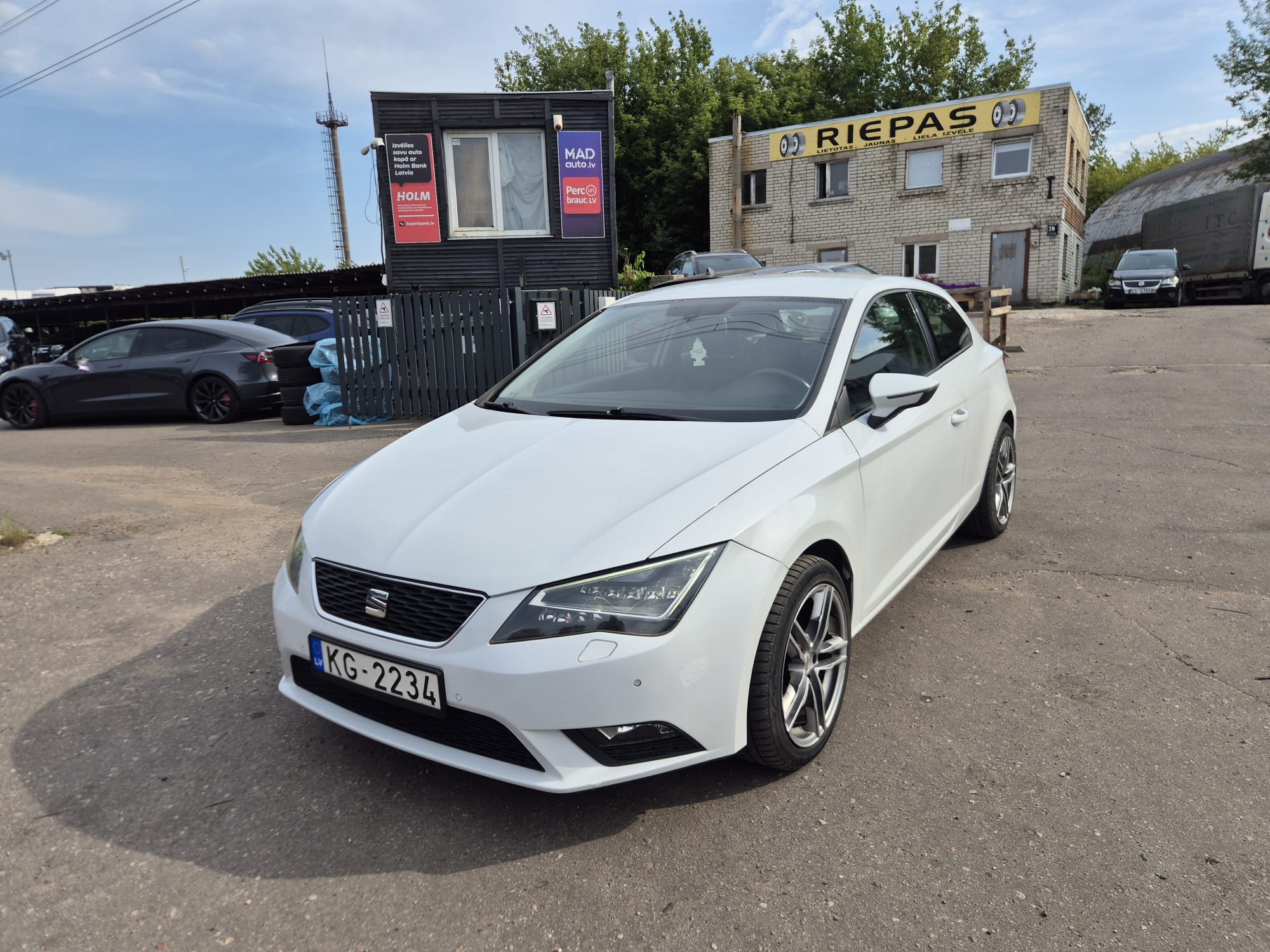 Car image 4