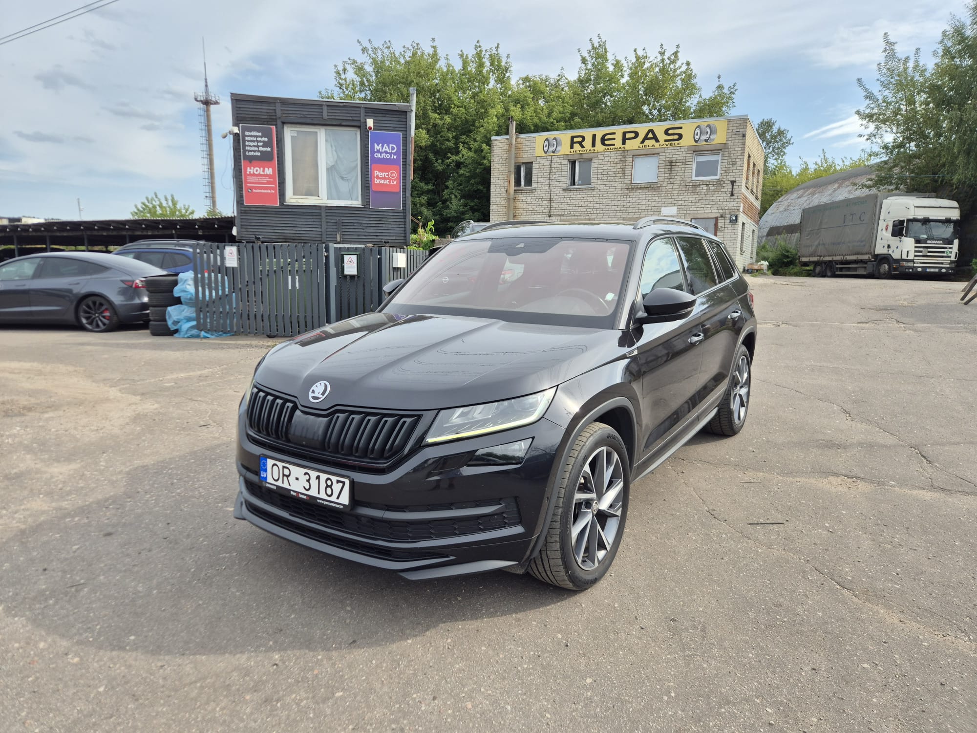 Car image 4