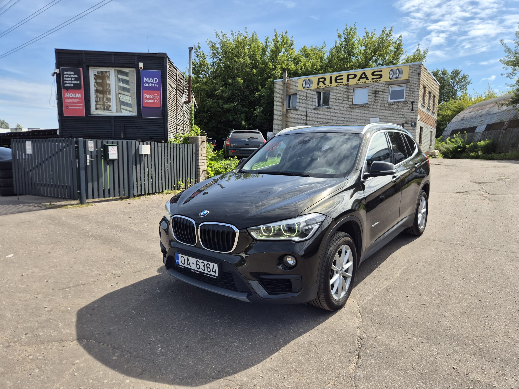 Car image 4