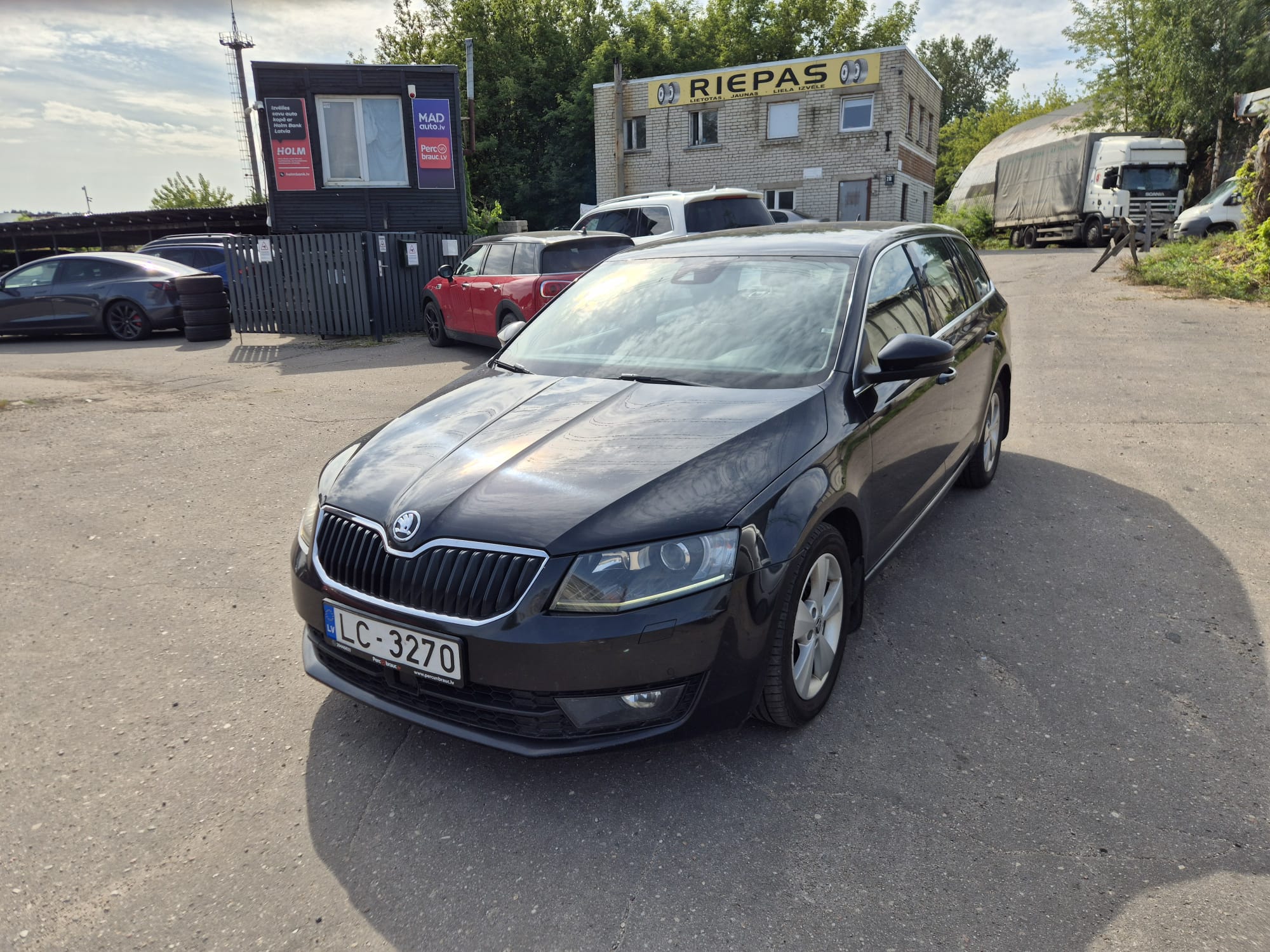 Car image 4