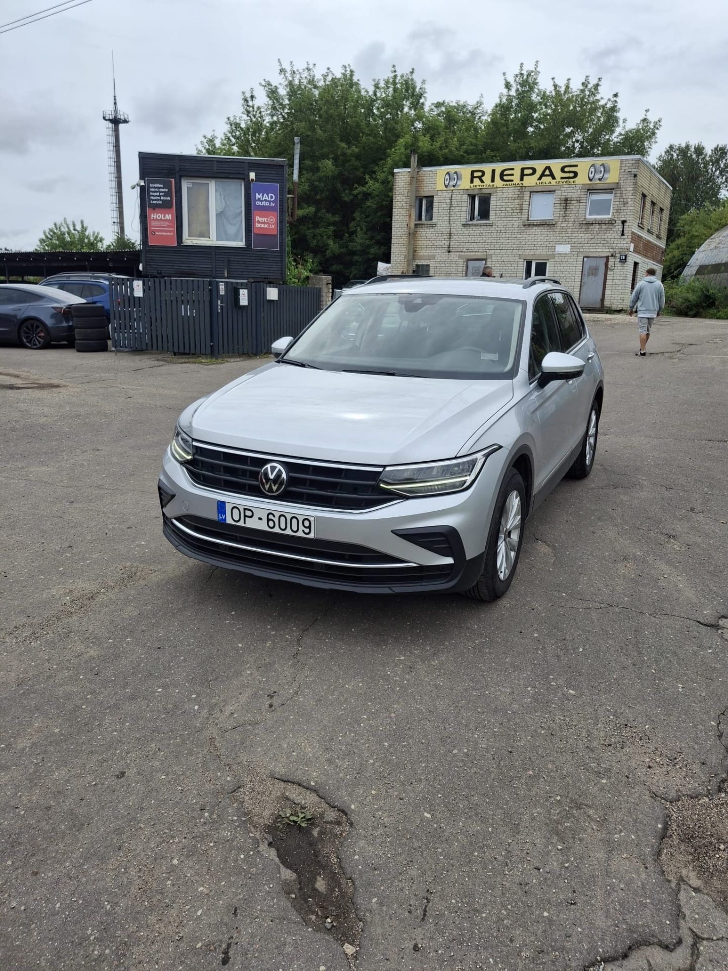 Car image 4